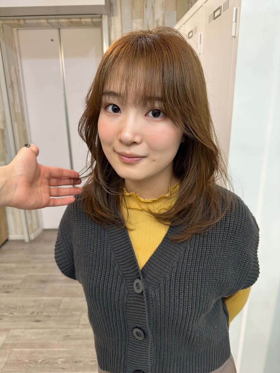 newi 広島【ネウィヒロシマ】のスタイル紹介。レイヤーカットセミディシアーカラー姫カットダークアッシュ