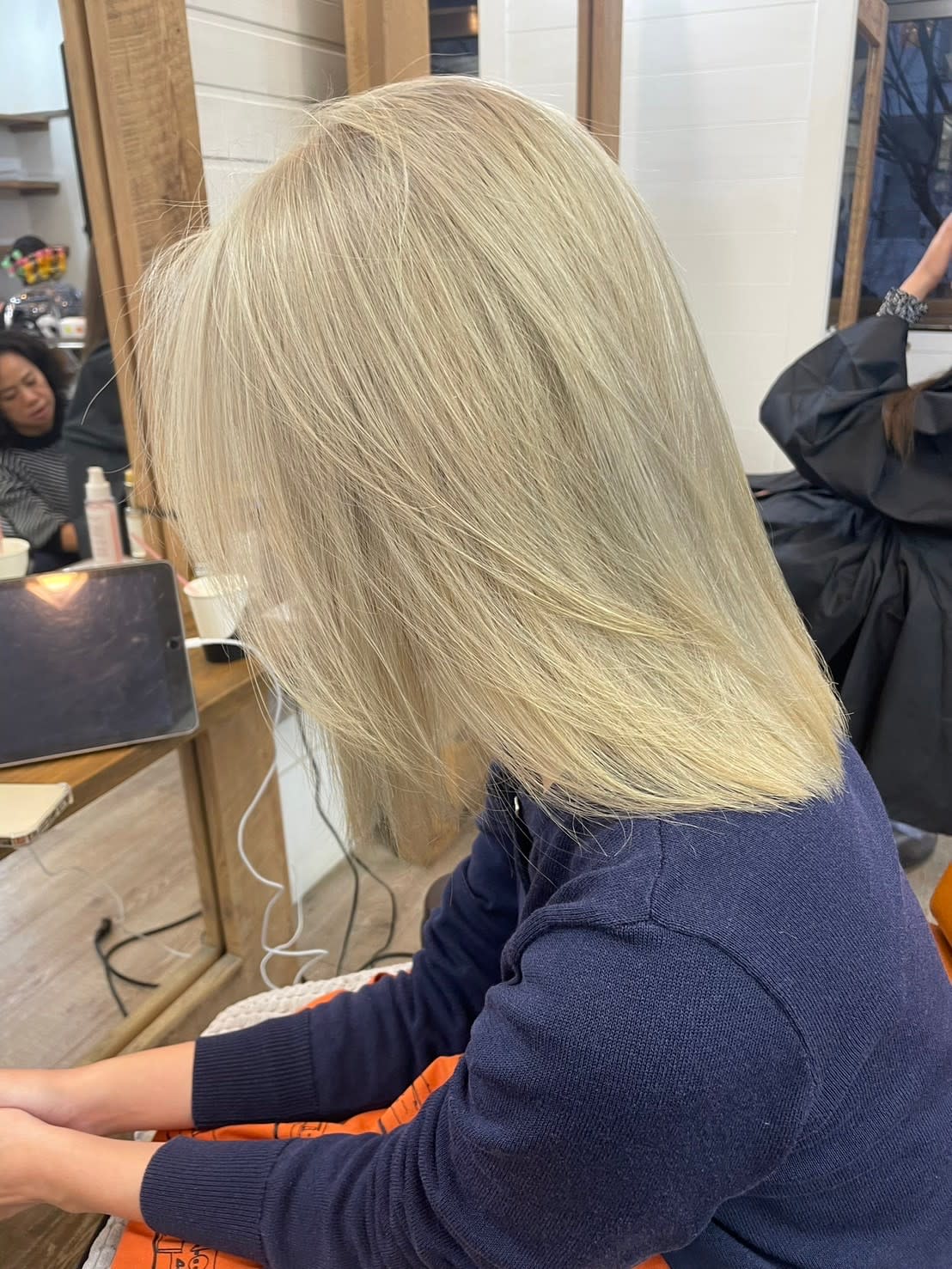 newi 広島【ネウィヒロシマ】のスタイル紹介。レイヤーカットセミディシアーカラー姫カットダークアッシュ