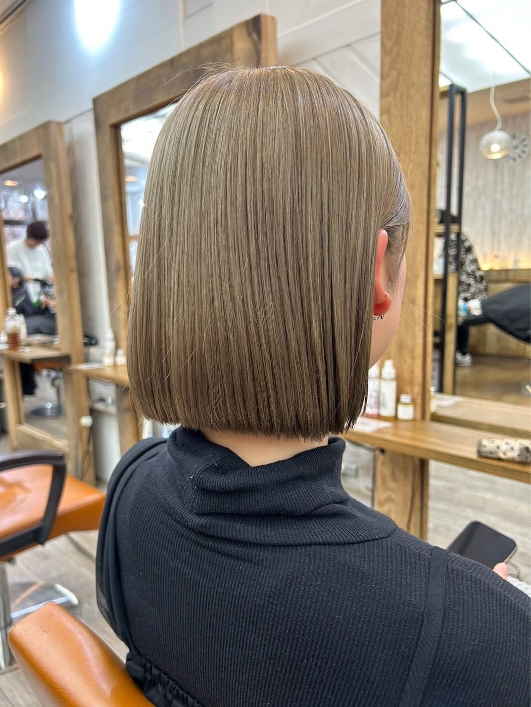 newi 広島【ネウィヒロシマ】のスタイル紹介。ホワイトグレージュ/ダークアッシュ/ニュアンスカラ/グレージ