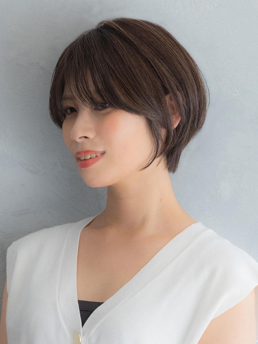 HAIR&MAKE EARTH 溝の口店【ヘアメイク アース ミゾノクチテン】のスタイル紹介。白髪ぼかしハイライト×ショート