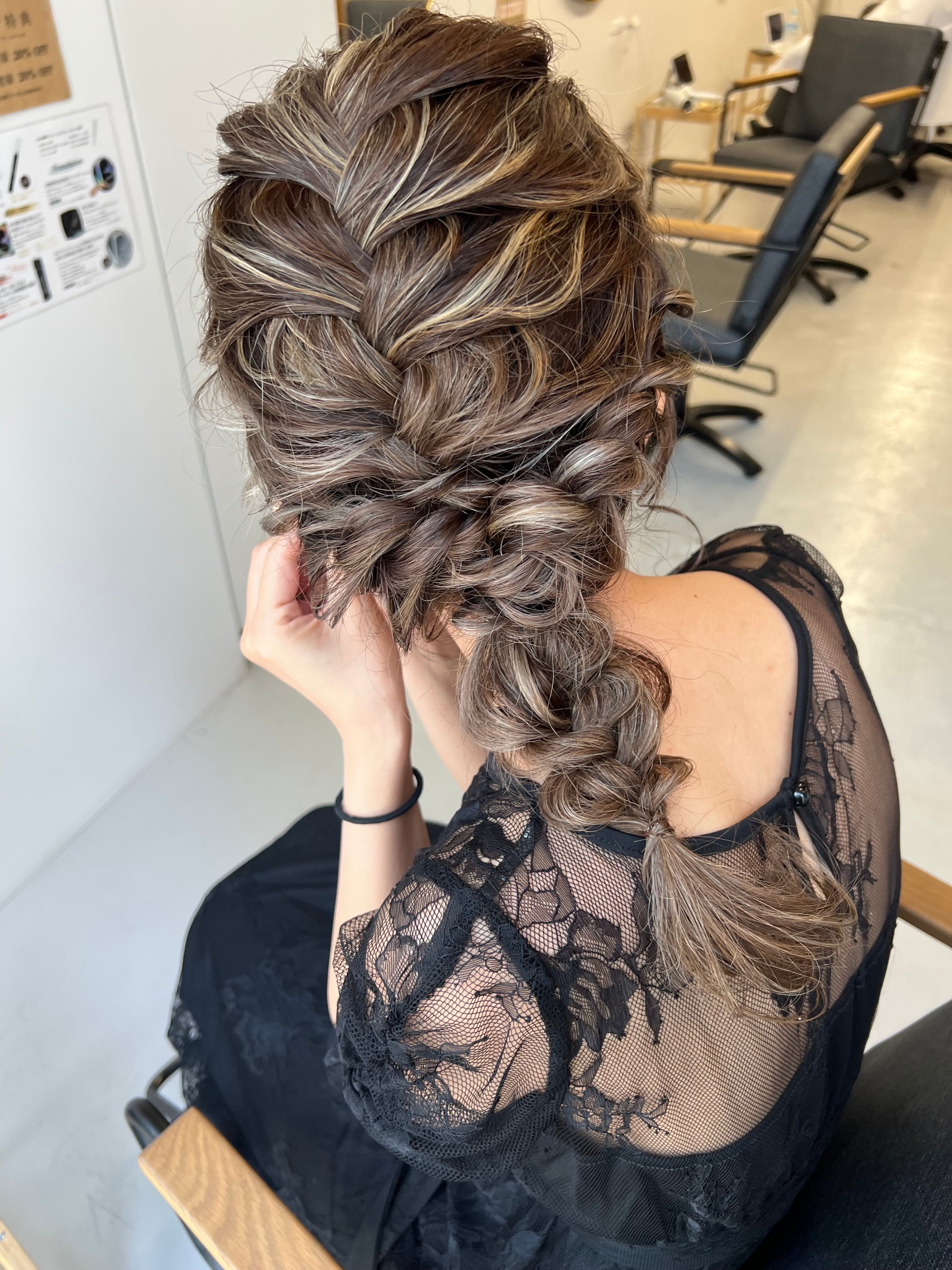 tre/e' hair salon【ツリーヘアサロン】のスタイル紹介。ハイライト×編み下ろしアレンジ