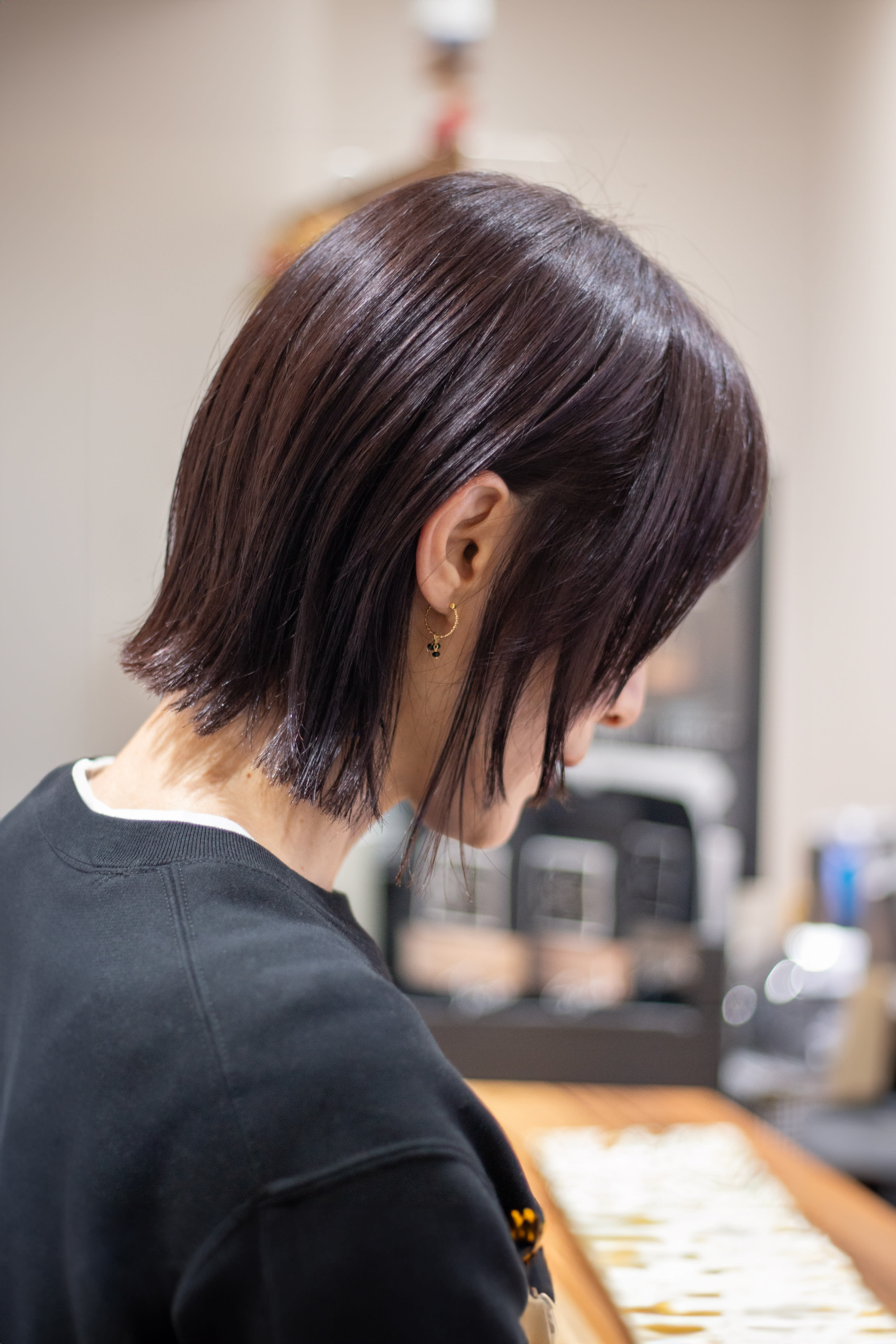 beauty records【ビューティーレコーズ】のスタイル紹介。バイオレットグレージュの大人ぱつんボブ