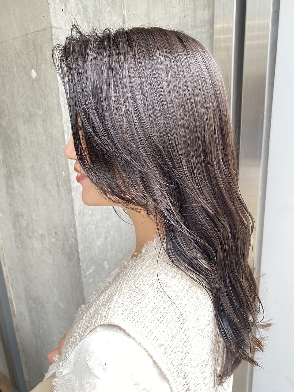 OAK plus+【オーク プラス】のスタイル紹介。パープルグレージュ×ハイコントラスト