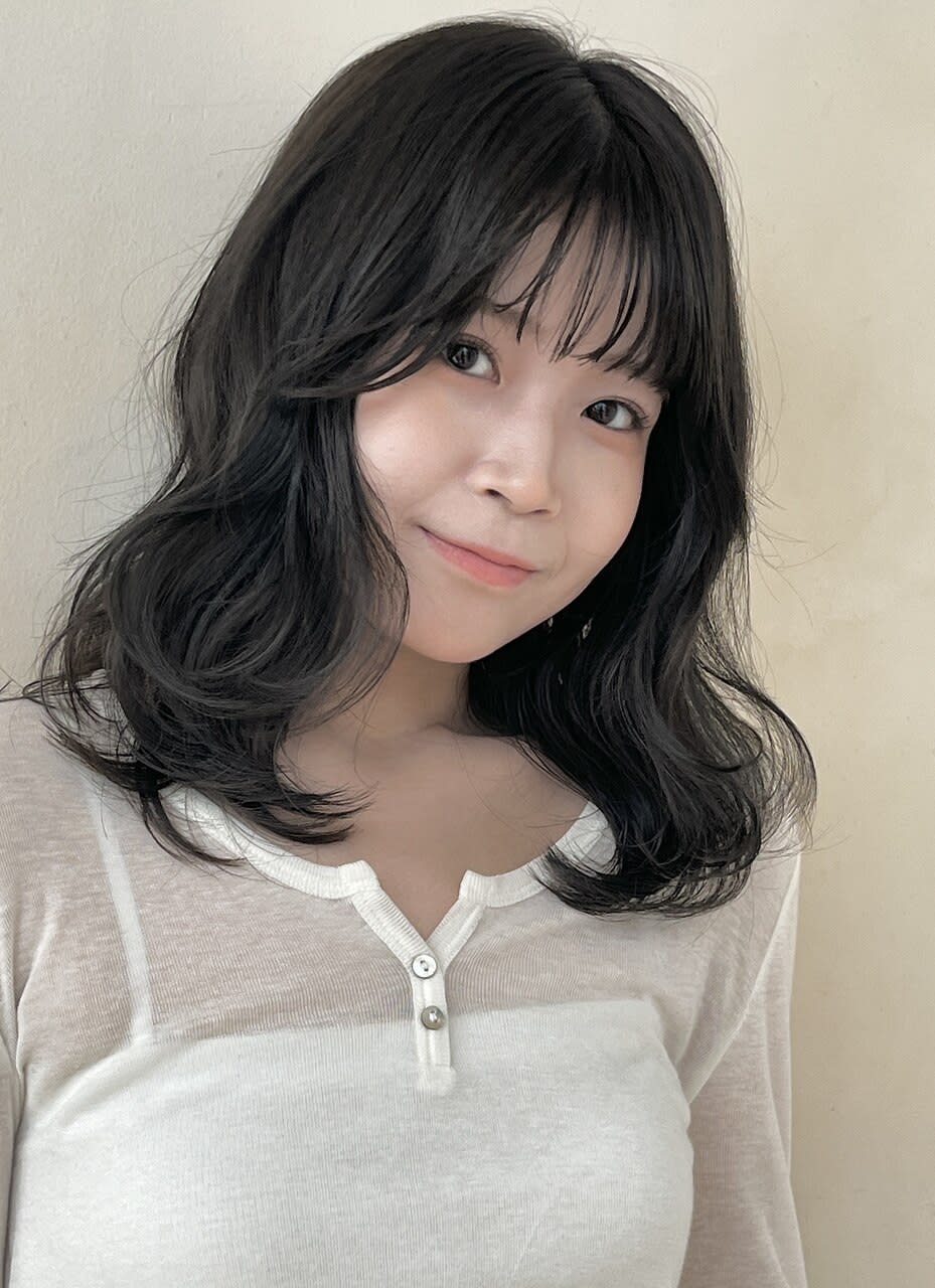 ZACC vie 【ザック ヴィ】【ザック ヴィ】のスタイル紹介。ミディアムレイヤー/赤み消しカラー/オリーブグレージュ