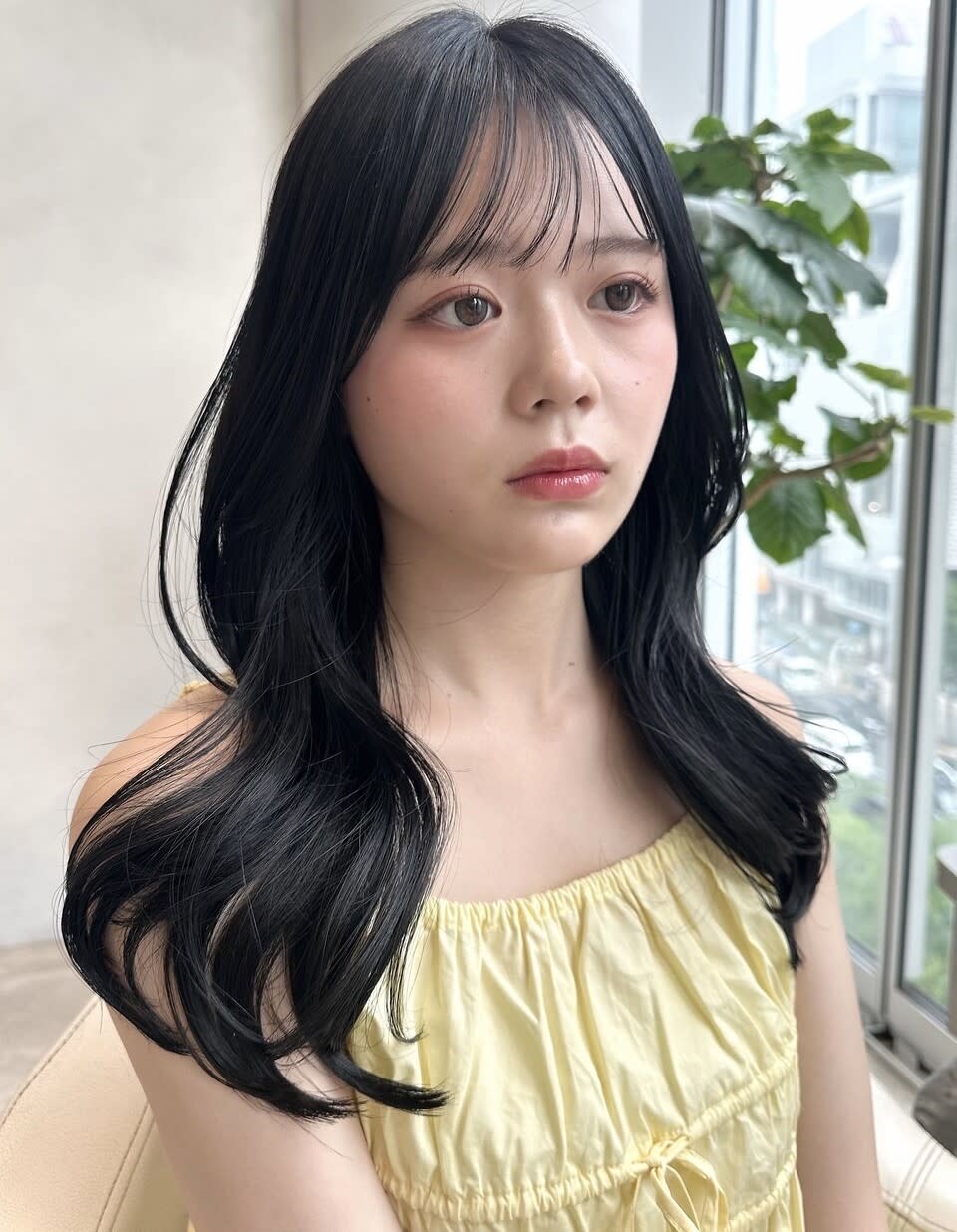 ZACC raffine【ザック ラフィネ】【ザック ラフィネ】のスタイル紹介。レイヤーカット/前髪カット/チャコールグレー/くびれ巻き