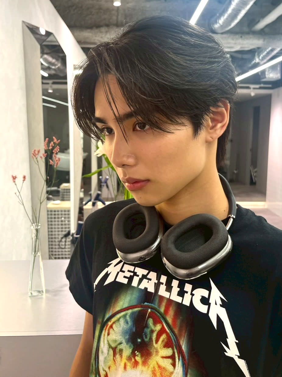 HONEY-shibuya-【ハニー シブヤ】【ハニーシブヤ】のスタイル紹介。センターパート/曲がる縮毛矯正/ブルーブラック/アップバング