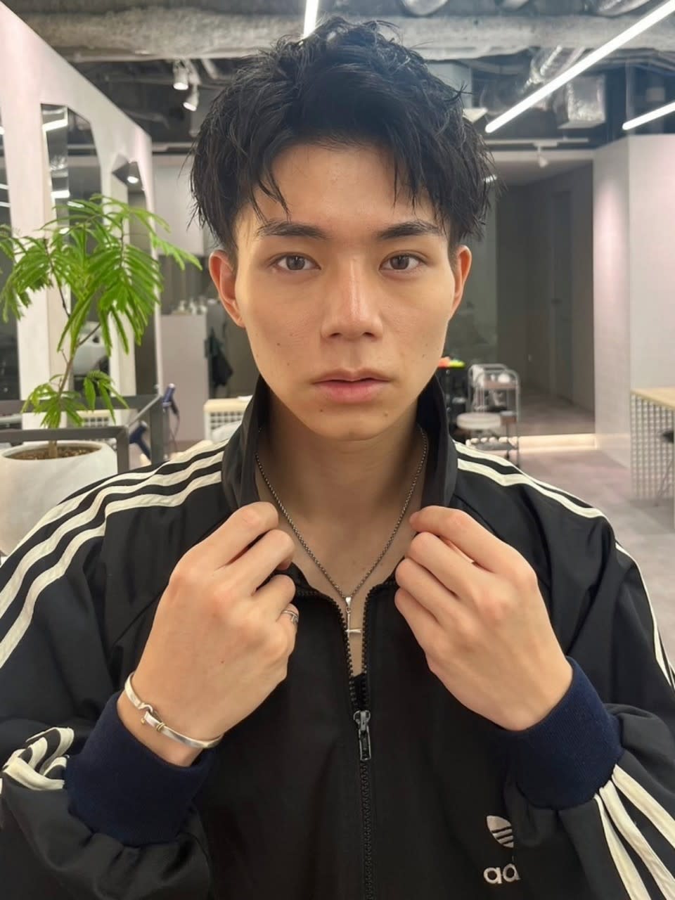 HONEY-shibuya-【ハニー シブヤ】【ハニーシブヤ】のスタイル紹介。ニュアンスパーマスペインカール　アップバング　グレーアッシュ