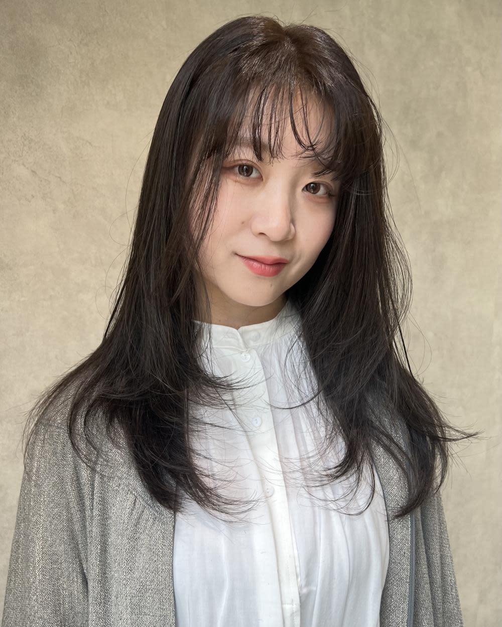 sie by KENJE【シエ バイ ケンジ】のスタイル紹介。こっくりブラウンと柔らかレイヤーカット♪