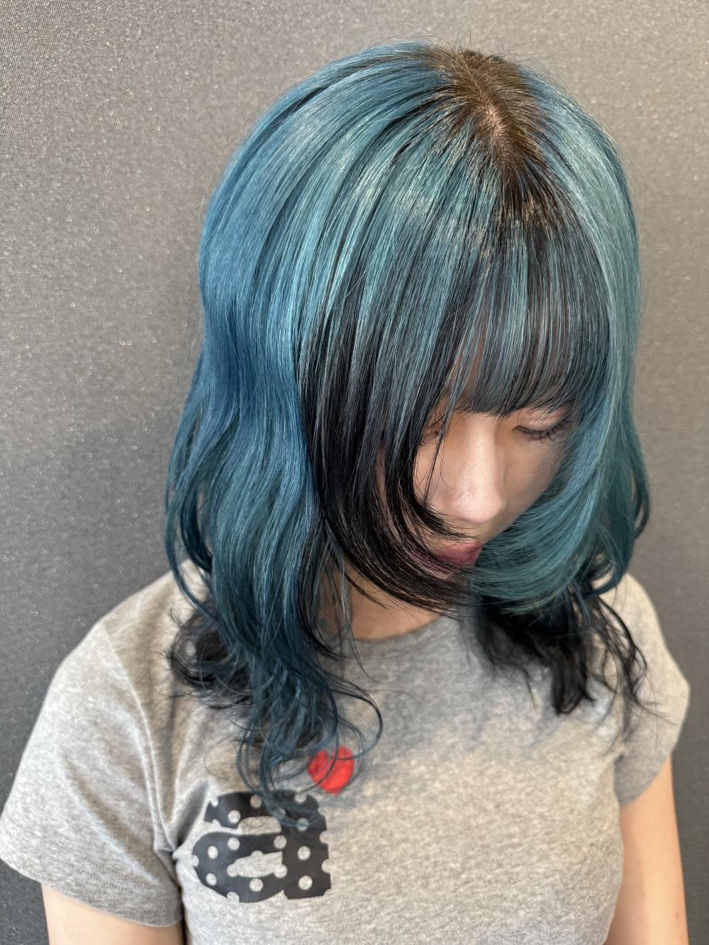 Lumi hair 金沢駅西口店【ルミヘア カナザワエキニシグチテン】のスタイル紹介。ウルフカット　ミントグリーン×ダークグレー
