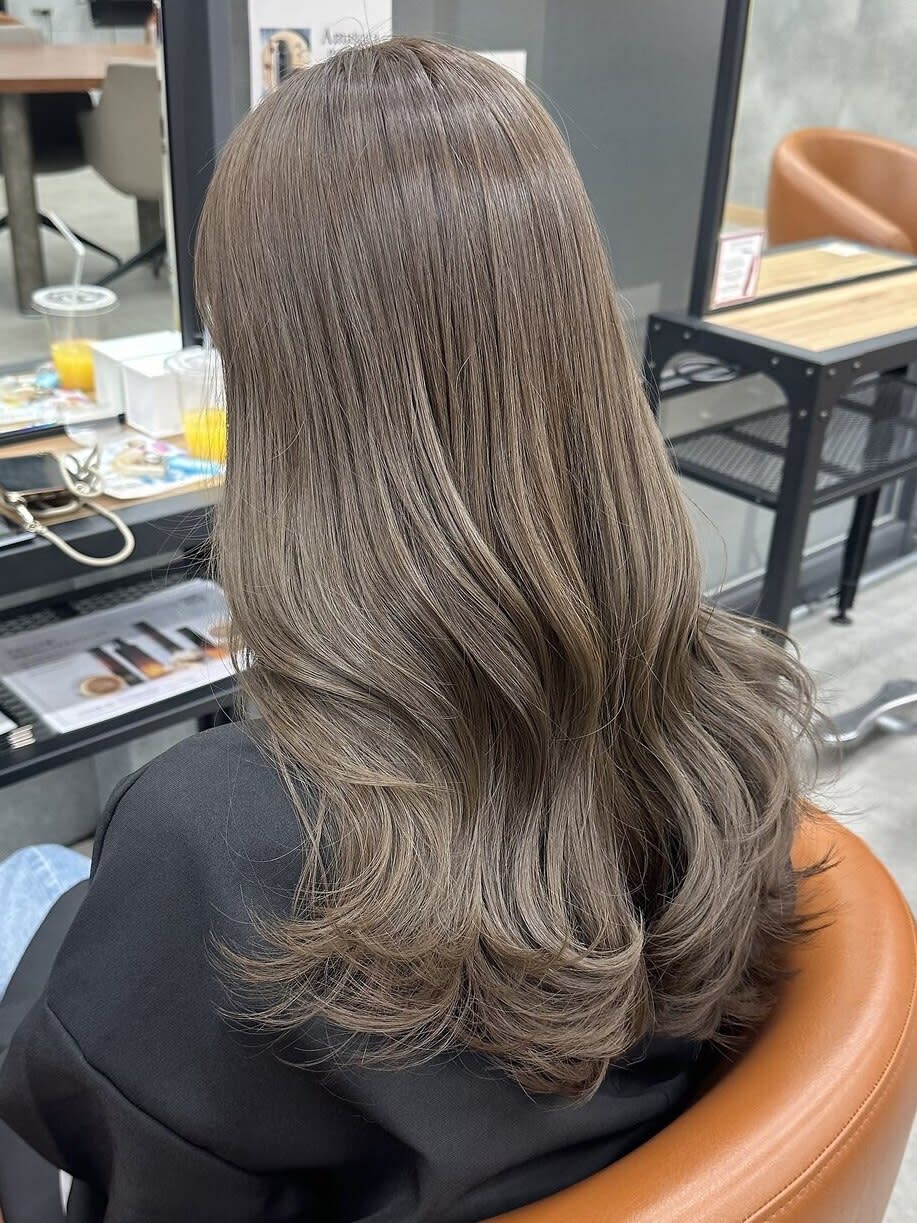 k-two 京都 ラクエ emu 【ケーツー エム】【ケーツーキョウトラクエエム】のスタイル紹介。グレージュカラー*ブリーチなし透明感カラー*ロングレイヤー