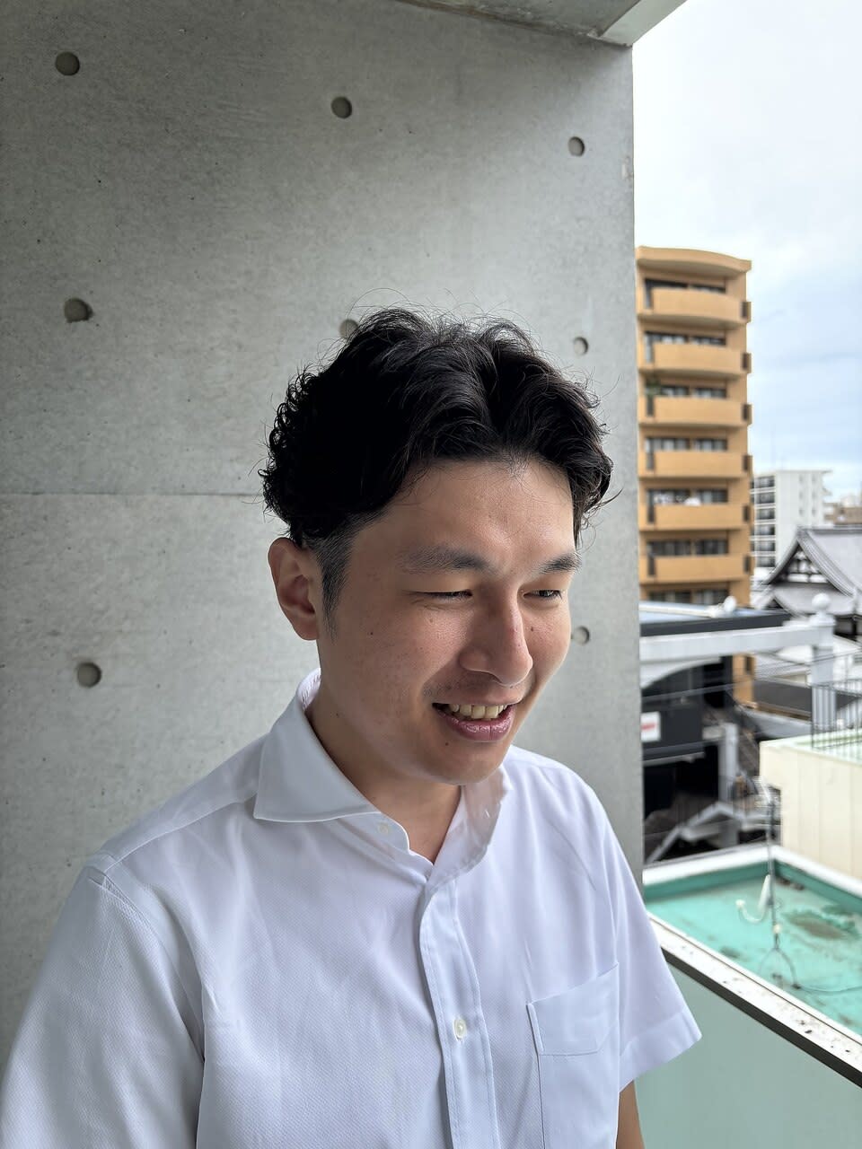 メンズサロン West Side Cut Club　 メンズカット/メンズパーマ/眉毛【ウエストサイドカットクラブ　メンズカット　メンズパーマ　マユゲ】のスタイル紹介。30代40代【センターパート】ゆるめパーマ/清潔感/ビジネス