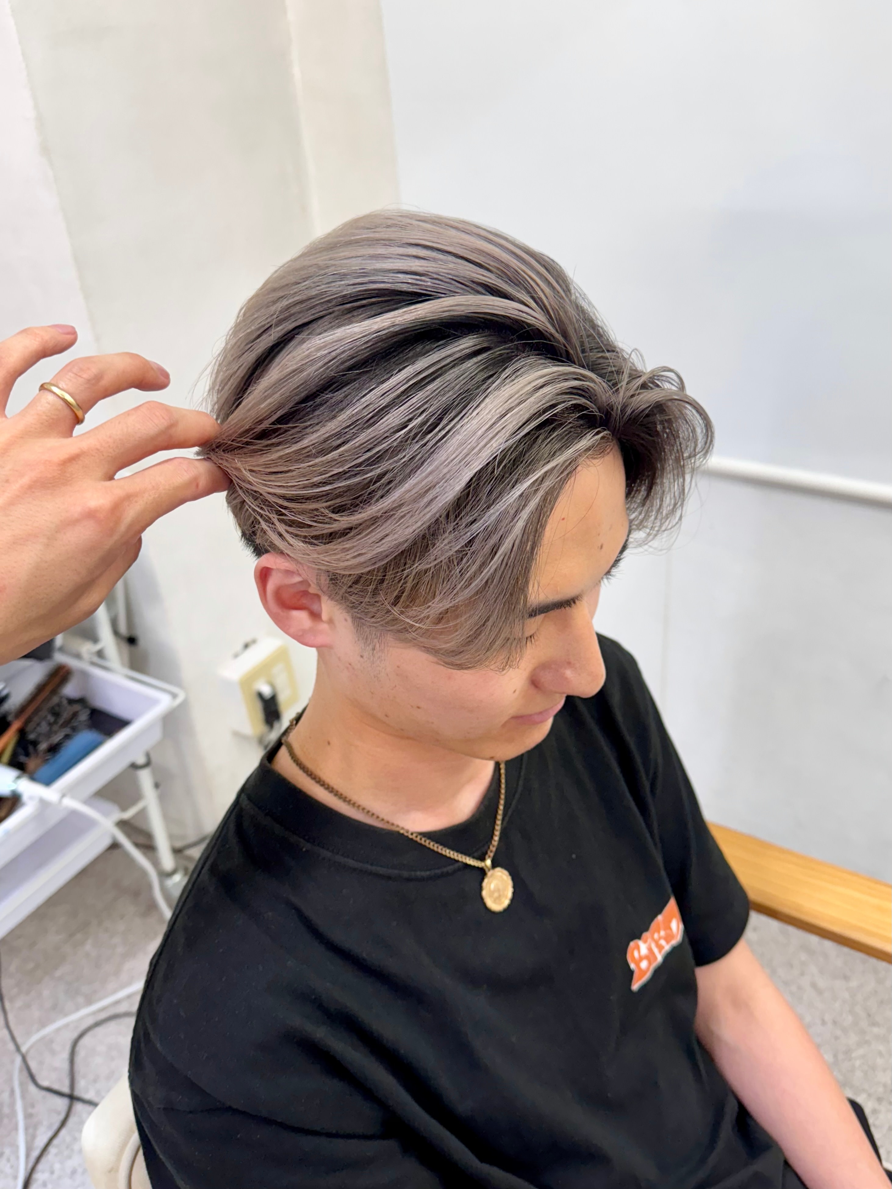Hair ALES 原宿【ヘアーアレスハラジュク】のスタイル紹介。メンズバレイヤージュ、ルーツカラー.ハイトーン、