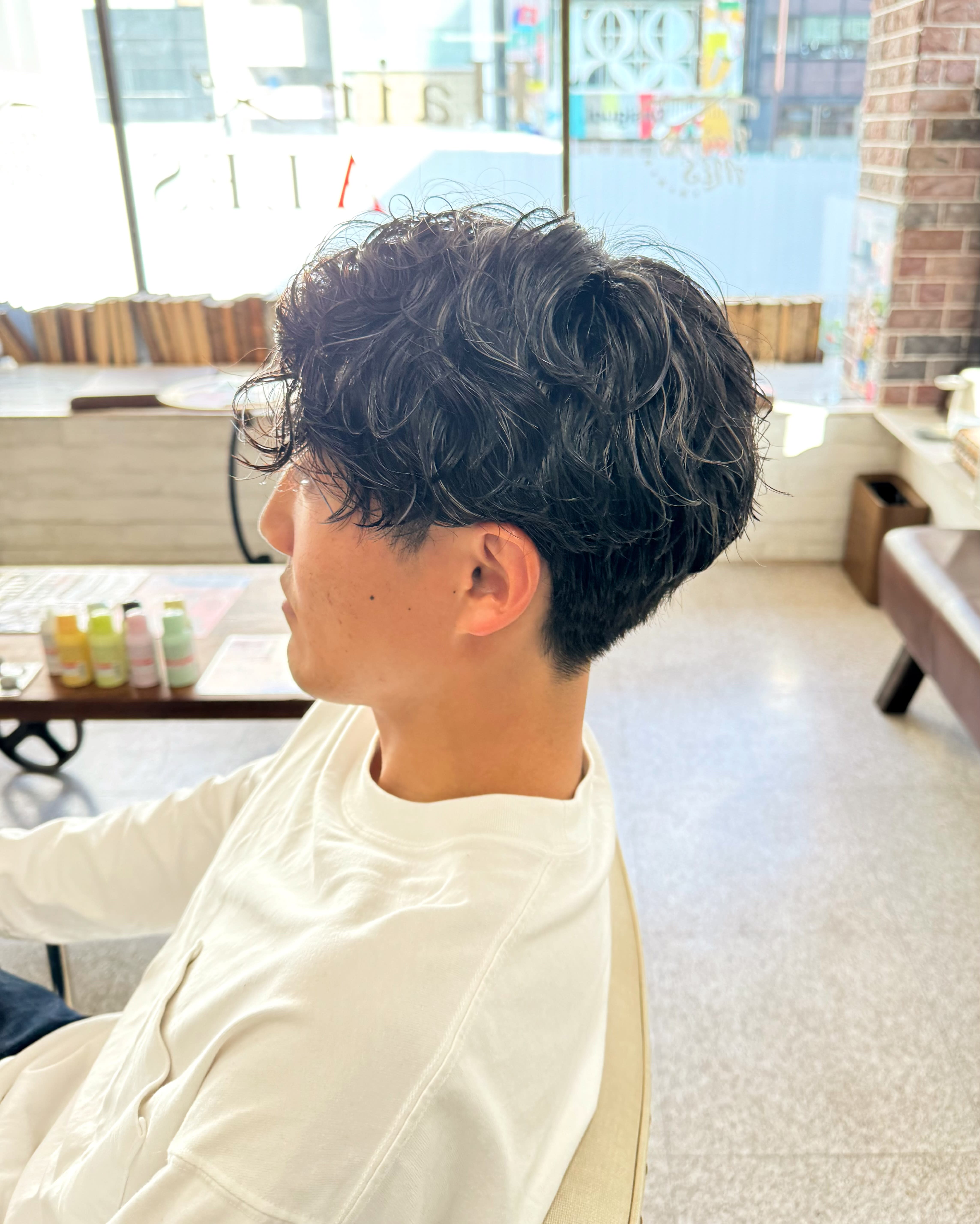 Hair ALES 原宿【ヘアーアレスハラジュク】のスタイル紹介。メンズスパイラルパーマ/ハイライト/サーファーヘア/