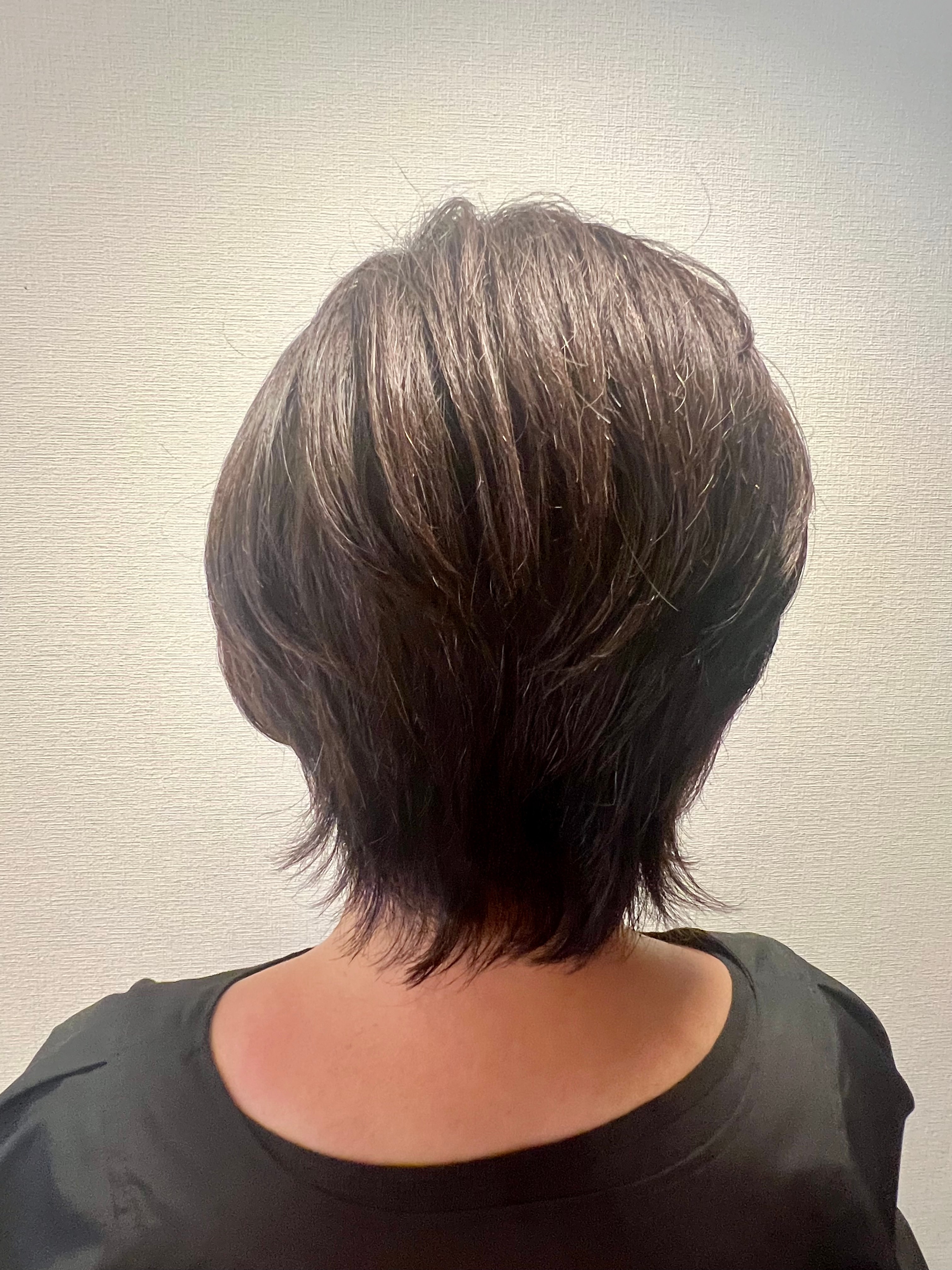 びいどろ【ビイドロ】のスタイル紹介。ショートボブ、白髪を活かす明るめカラー