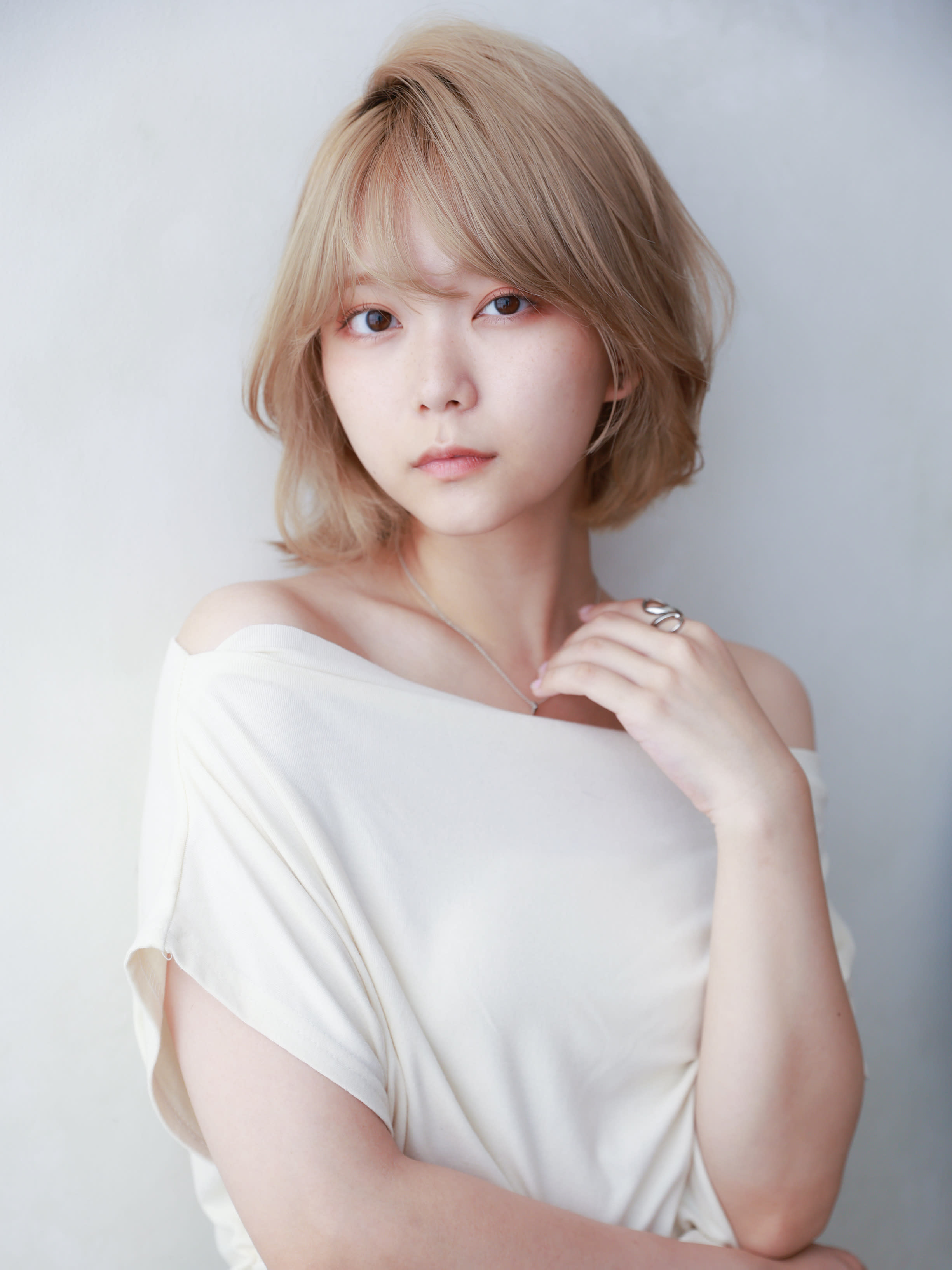 JENNIE by Menon【ジェニーバイメノン】のスタイル紹介。ミルクティーベージュ　デザインカラー　レイヤーボブ