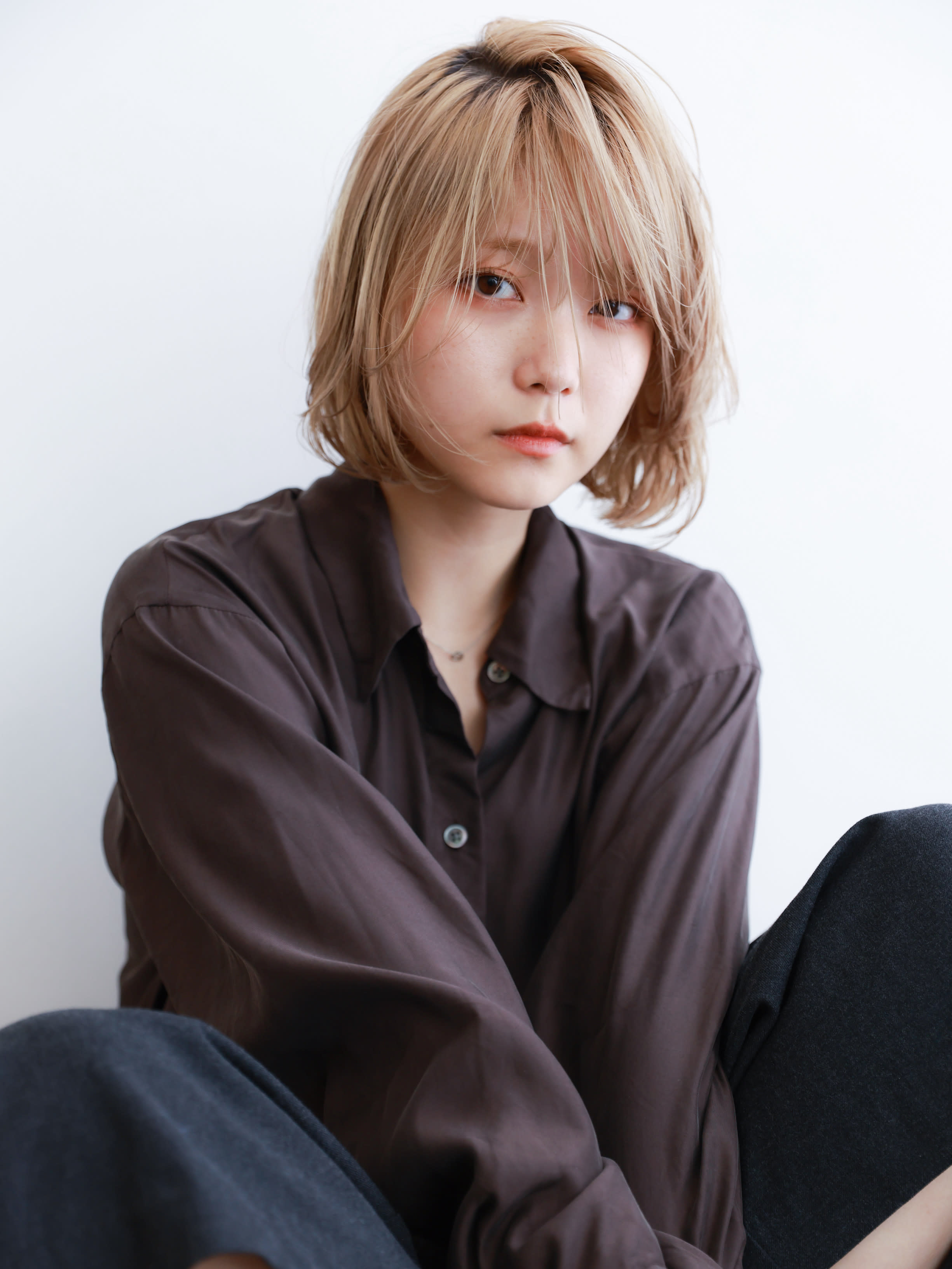 JENNIE by Menon【ジェニーバイメノン】のスタイル紹介。レイヤーボブ　ミルクティーベージュ　デザインカラー