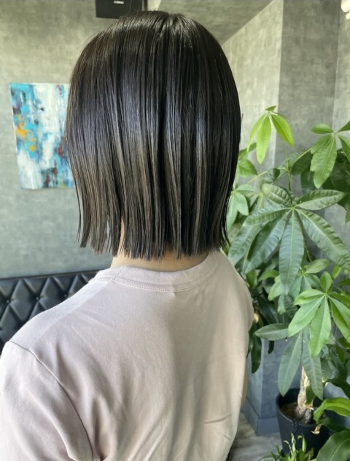 glac【グラック】のスタイル紹介。ショート／ミディアム/ぱつっとボブ／オリーブカラー