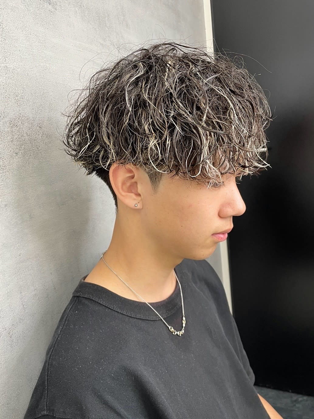 【静岡メンズ専門】NEXT 静岡店 men's【ネクストシズオカテンメンズ】のスタイル紹介。波巻きスパイラルパーマ ホワイトメッシュ