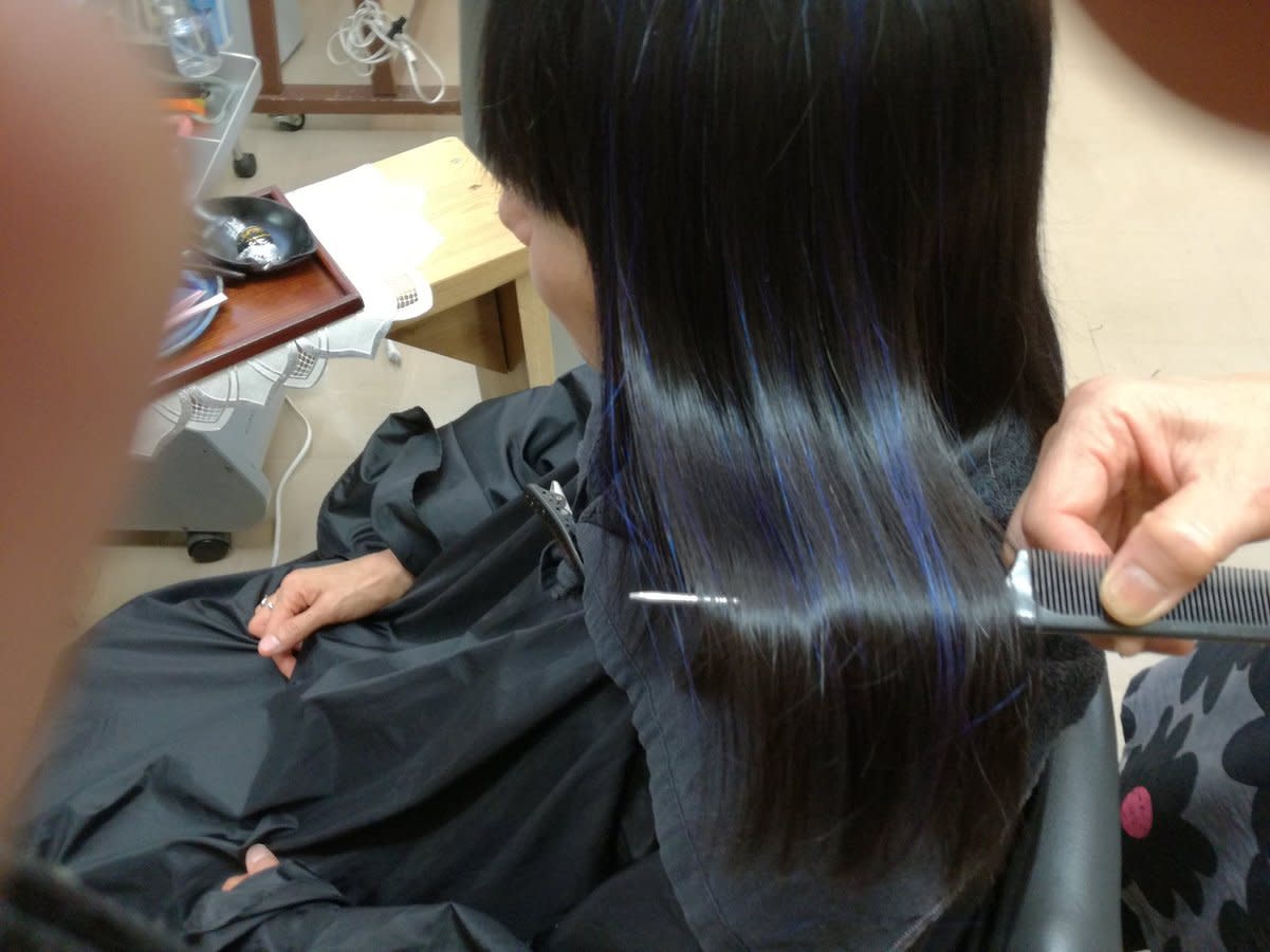 美容室 セ・ボン【ビヨウシツ セ ボン】のスタイル紹介。縮毛矯正　ブルーでエクステ