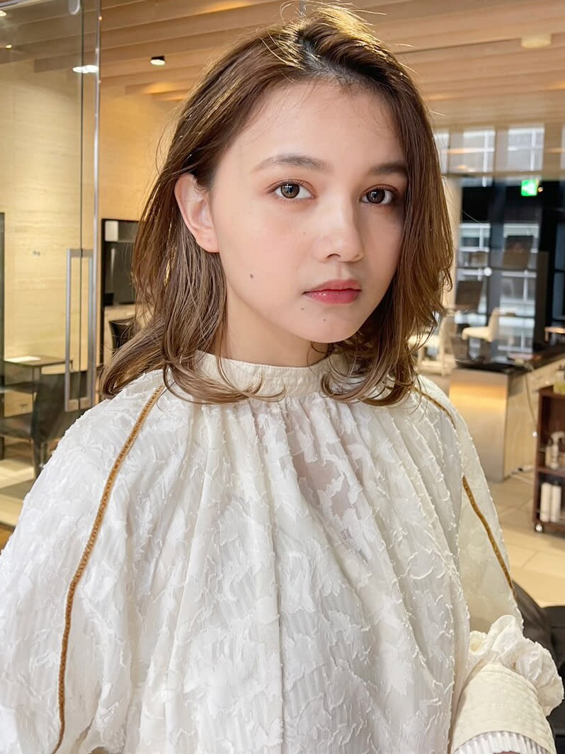 K-two 銀座・QUEEN’S GARDEN by K-two【ケーツー ギンザ クィーンズガーデン バイ ケーツー】のスタイル紹介。シルクレイヤーカット/ミディアムレイヤー/フェイスレイヤー