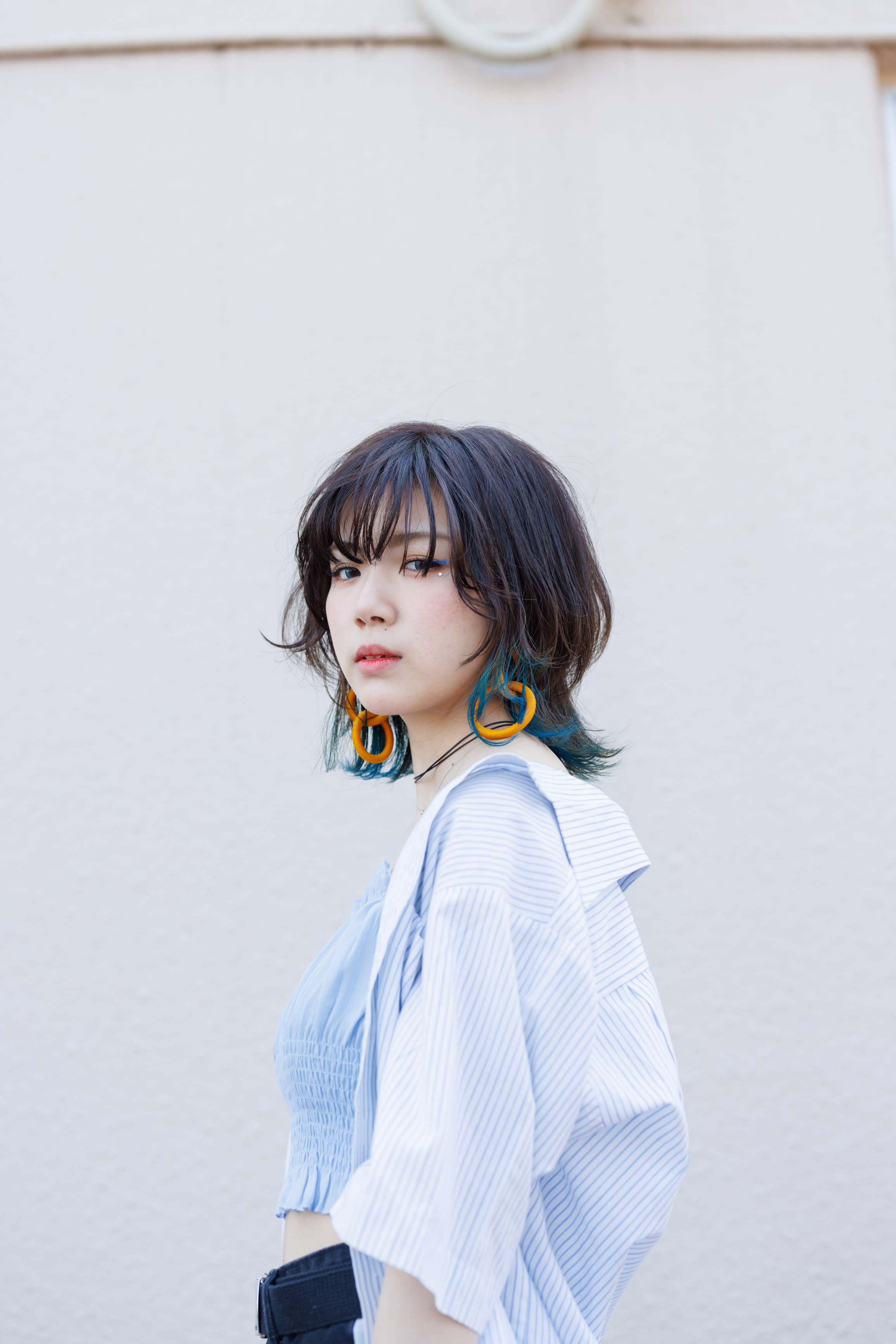 URBAN【アーバン】のスタイル紹介。ウルフ×アクセサリーカラー