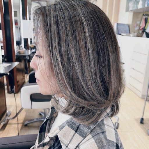 HAIR＆MAKE manis 髪質改善・白髪ぼかし【ヘアーアンドメイク マニス カミシツカイゼン シラガボカシ】のスタイル紹介。ミディアムレイヤー　白髪ぼかし　ハイライト