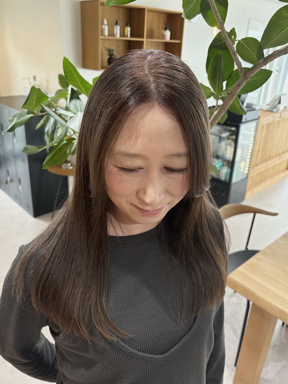 n.w.h【エヌダブリュエイチ】のスタイル紹介。つやつやヘーゼルベージュ