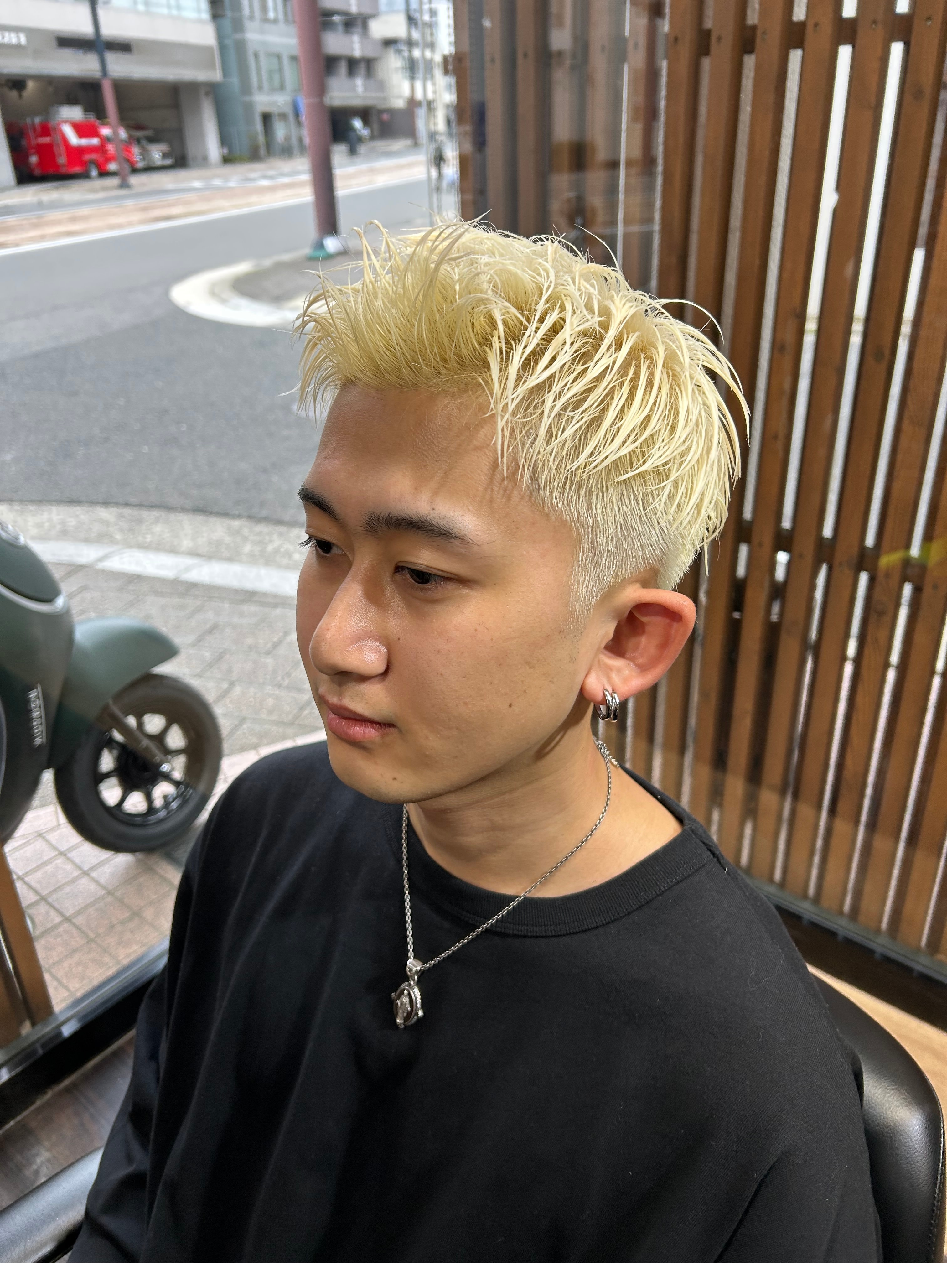 Kazu Hair 段原店【カズヘアー ダンバラテン】のスタイル紹介。金髪アップバング