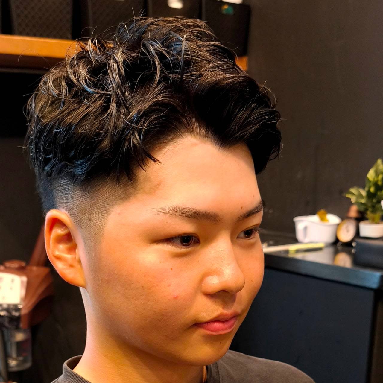 The BARBER High Grooming【ザバーバーハイグルーミング】のスタイル紹介。パーマという選択肢で自然な束感と立体感で、今どきの人気顔に。