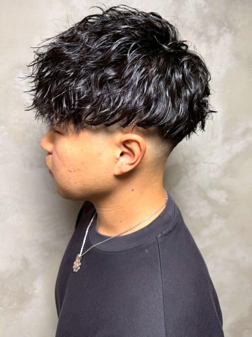 全室完全個室 THIS IS BARBER 4th【ディスイズバーバーフォース】のスタイル紹介。ツイストスパイラルパーマ ツーブロック マッシュ フェード