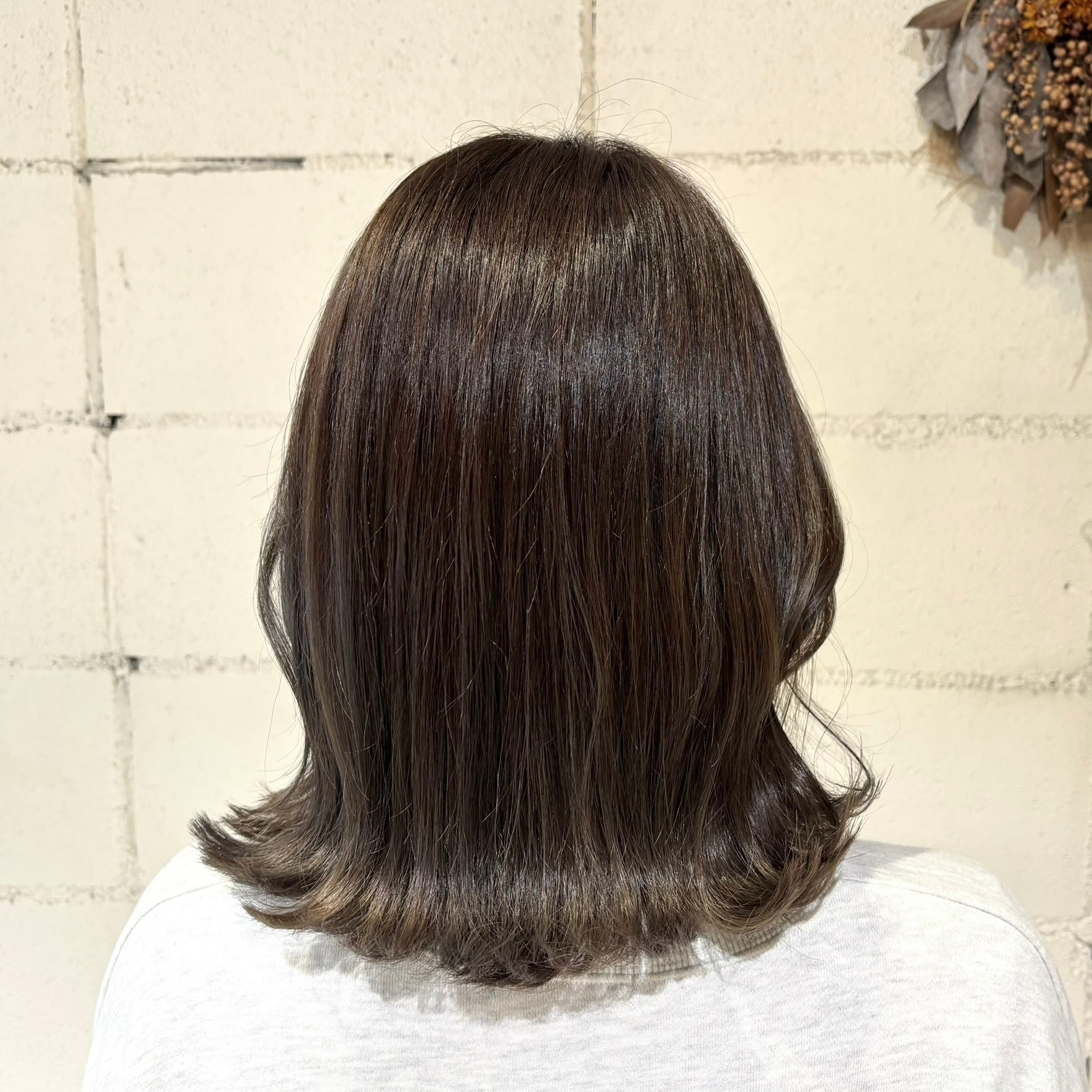 Salon de SOHO【サロンドソーホー】のスタイル紹介。肩下外ハネ切りっぱなし×スモーキーグレーカラー【中川史菜】