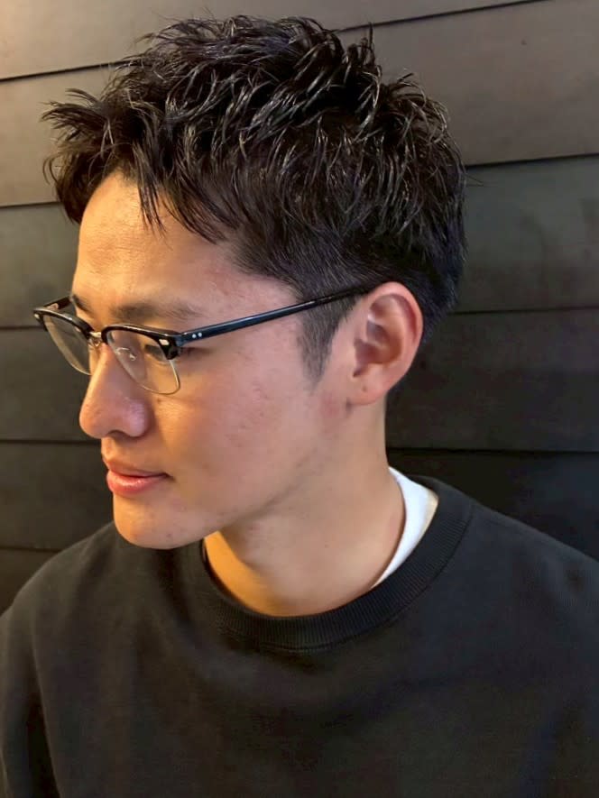 THIS IS BARBER 2nd【ディスイズバーバーセカンド】のスタイル紹介。ビジネスショート 黒髪 ニュアンスパーマ アップバング