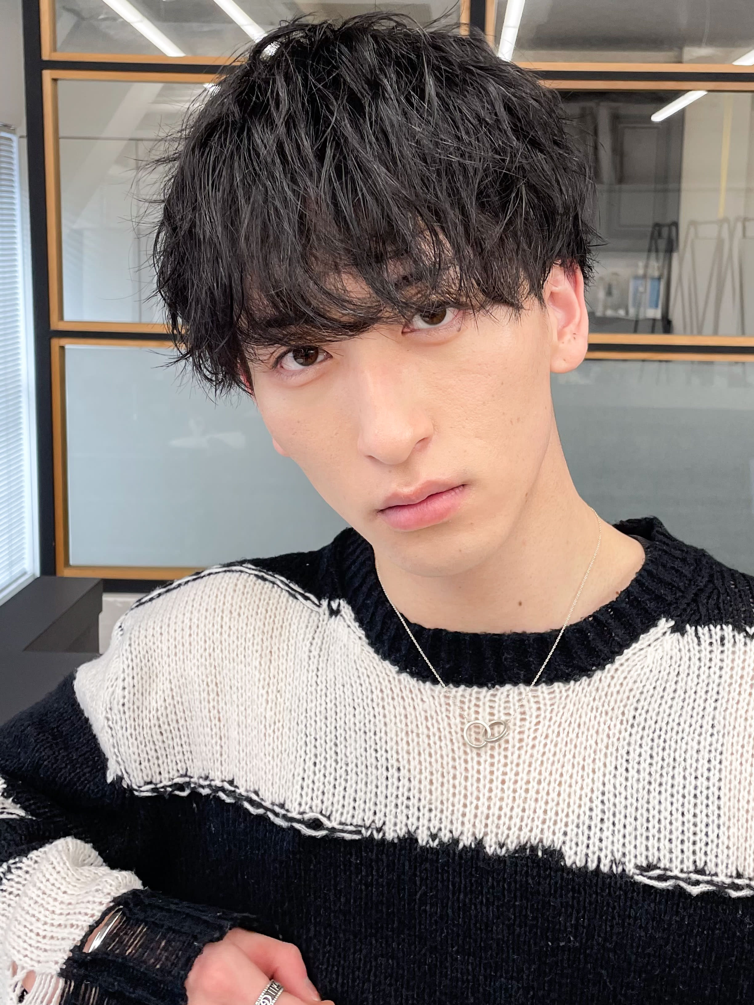 L men's 渋谷 メンズカット/眉毛/メンズ パーマ/ニュアンスパーマ【エル メンズ】のスタイル紹介。秋パーマ◎ツイスパ縦落ちスパイラル×黒髪マッシュ好感度UP