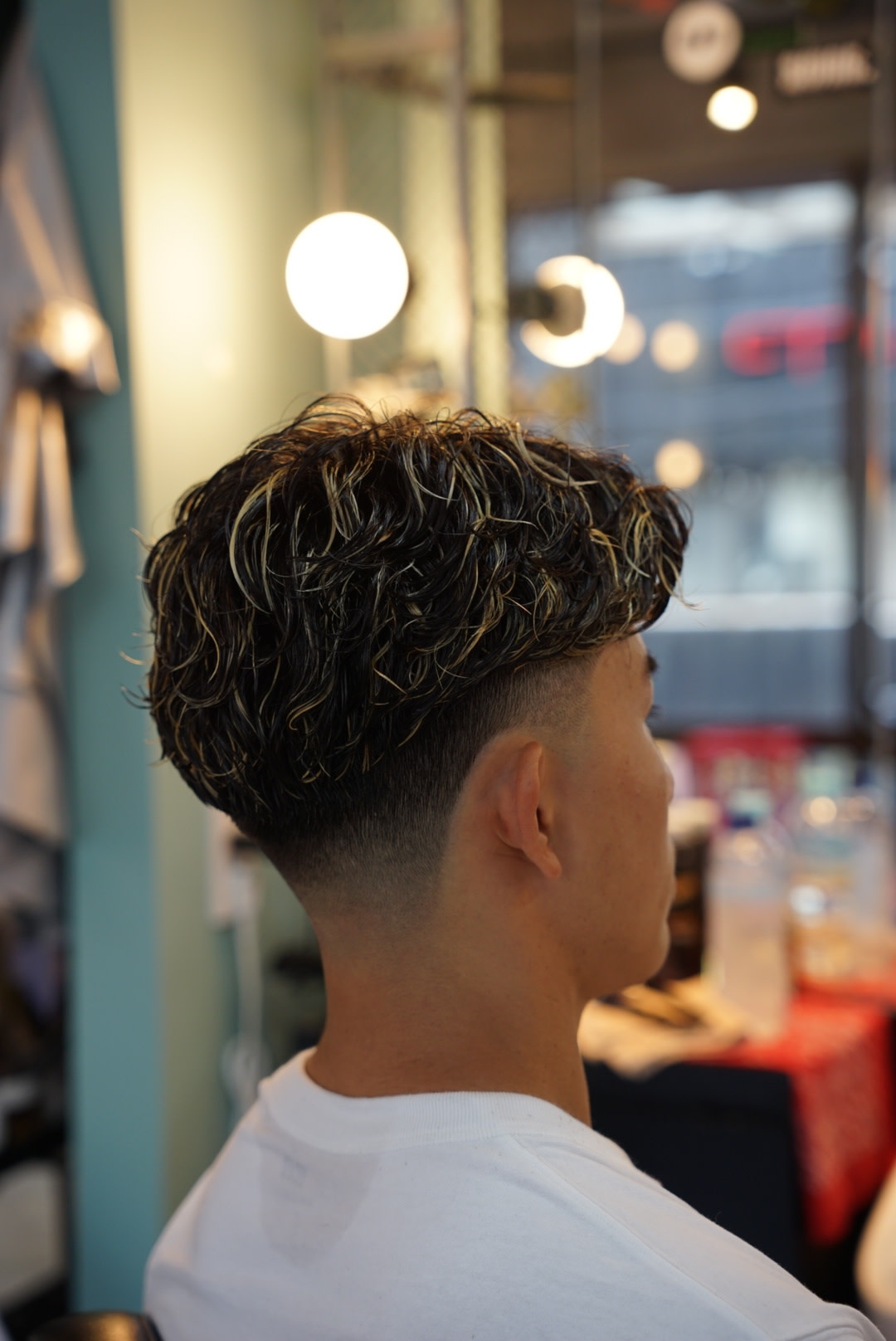 TIGHT SWAG BARBERWORKS【タイトスワッグバーバーワークス】のスタイル紹介。テーパーフェード×パーマスタイル