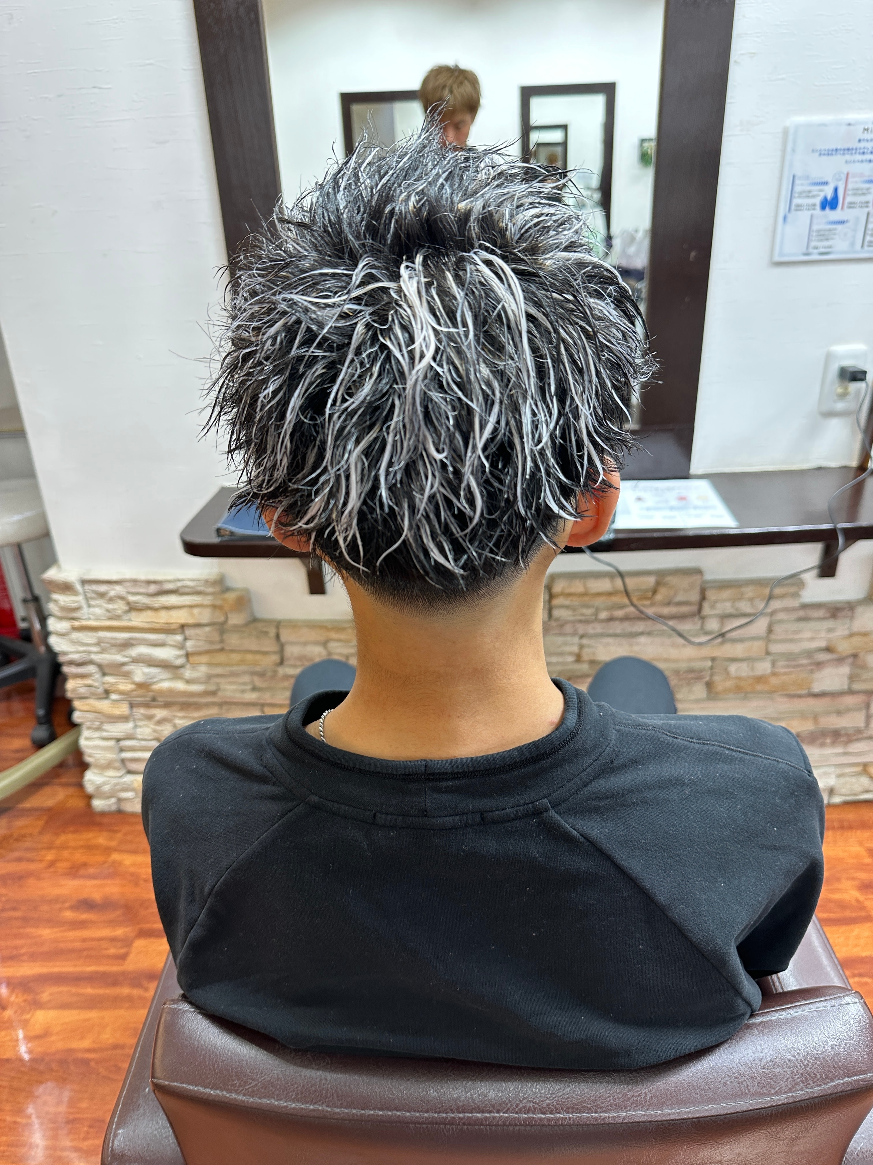 Hair Salon SKY【ヘアサロン スカイ】のスタイル紹介。ホワイトメッシュツイスト