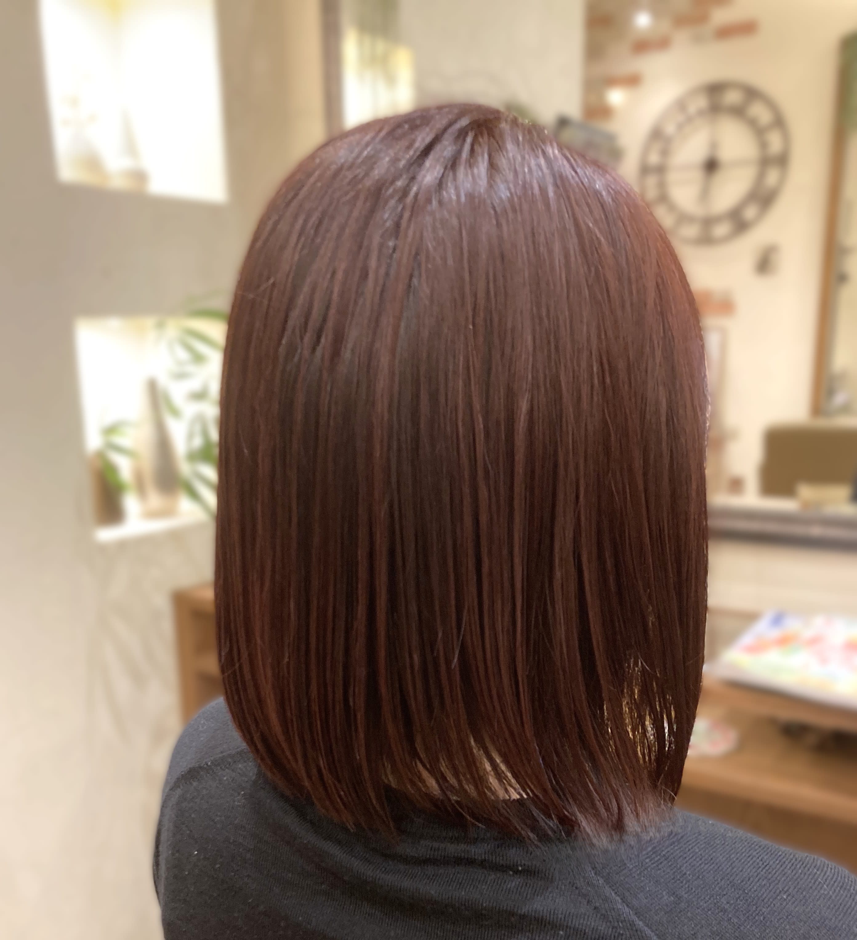 hairgarden Hug【ヘアガーデン ハグ】のスタイル紹介。カシスピンクのストレートボブ☆