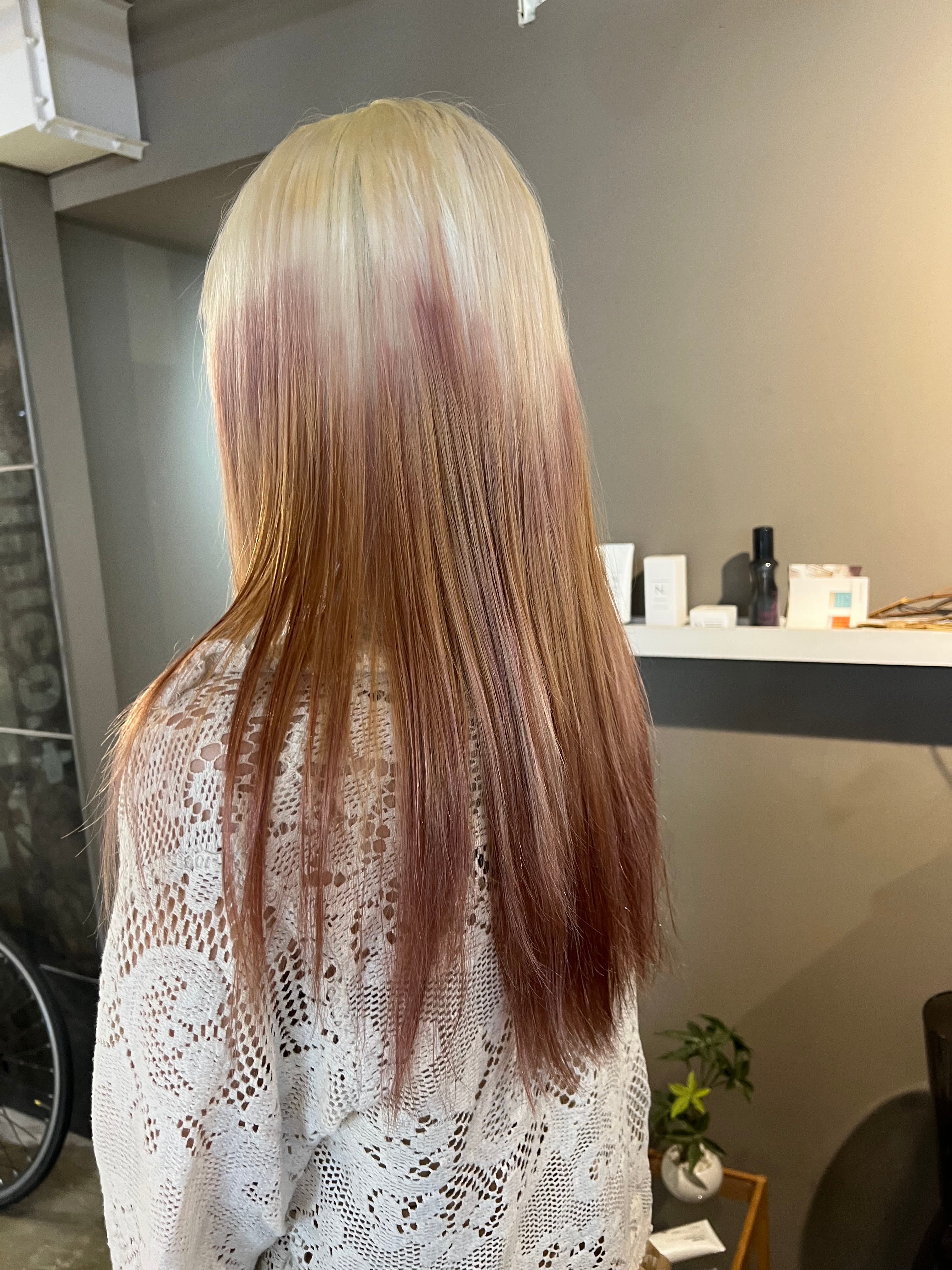 派手髪・ハイトーンカラー・デザインカラー・ブリーチ専門美容室【ハデガミ ハイトーンカラー デザインカラー ブリーチセンモンビヨウシツ】のスタイル紹介。派手髪・ハイトーンカラー・デザインカラー・ブリーチ専門美容室