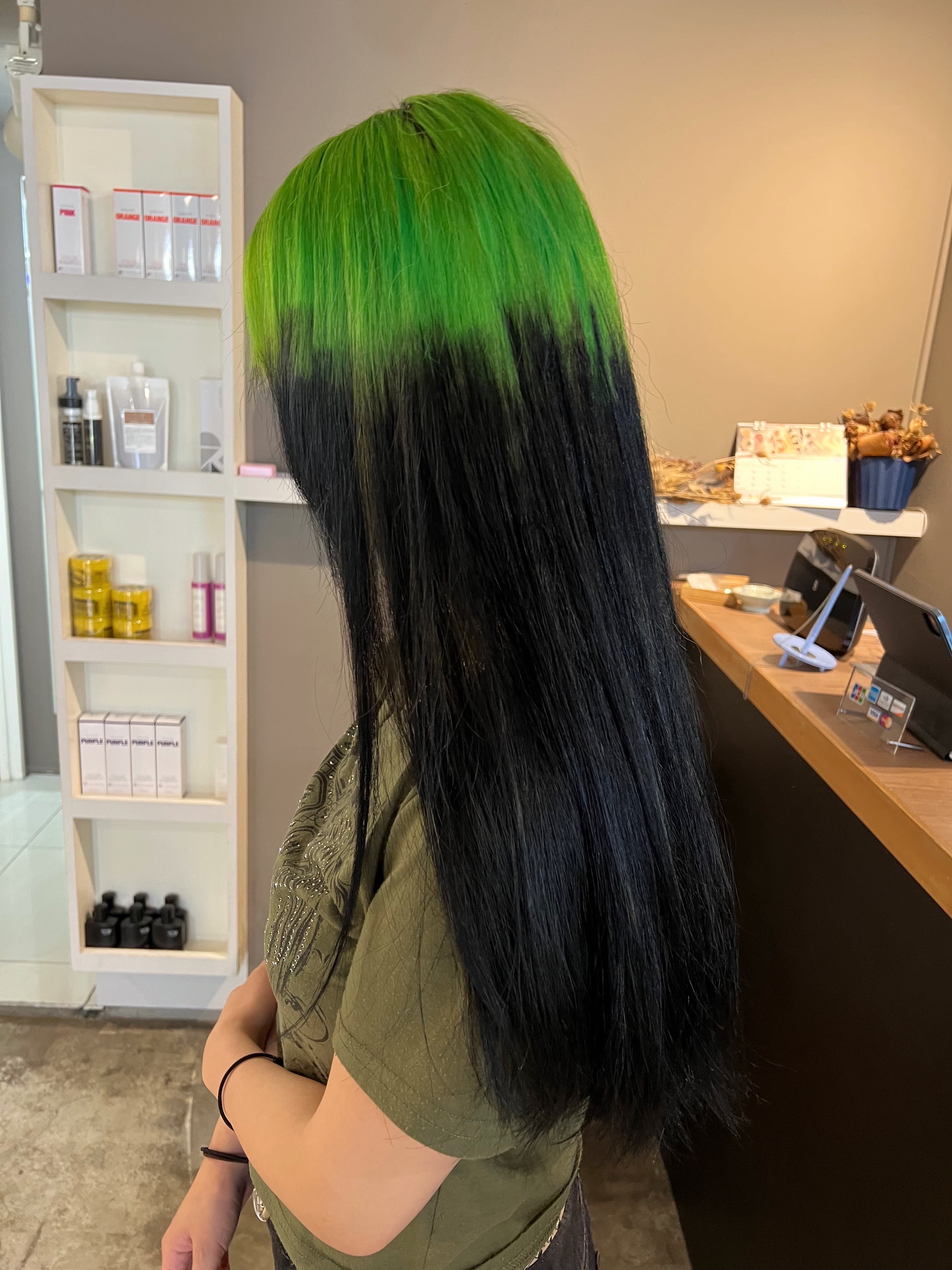 派手髪・ハイトーンカラー・デザインカラー・ブリーチ専門美容室【ハデガミ ハイトーンカラー デザインカラー ブリーチセンモンビヨウシツ】のスタイル紹介。派手髪・ハイトーンカラー・デザインカラー・ブリーチ専門美容室