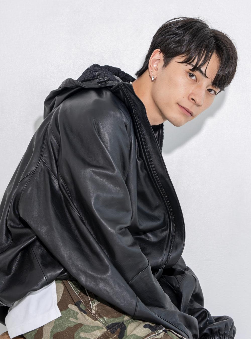 MEN'S SOURCE 京都河原町【メンズ ソース キョウトカワラマチ】のスタイル紹介。黒髪×ナチュラルセンターパート/メンズ