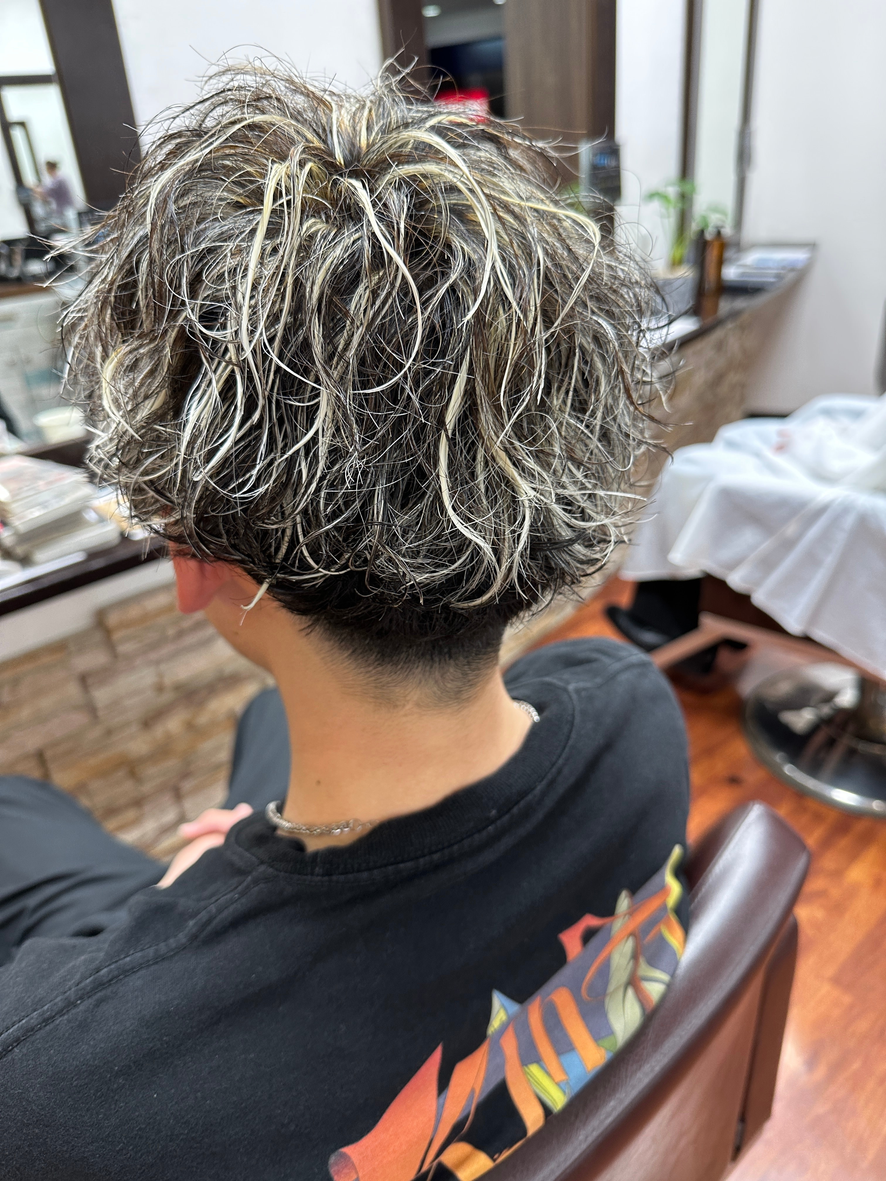 Hair Salon SKY【ヘアサロン スカイ】のスタイル紹介。ツイスパ波巻きメッシュ