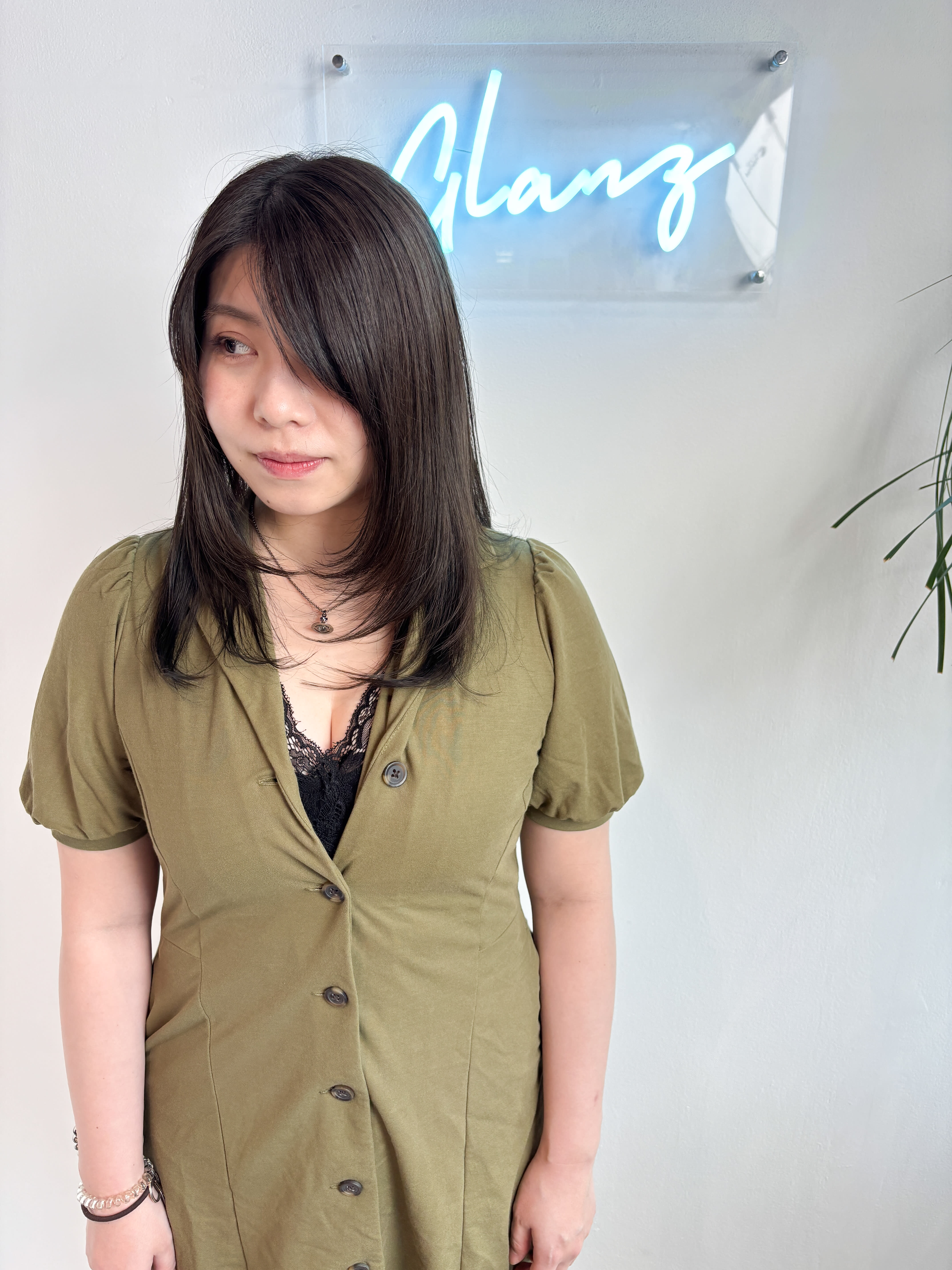 GLANZ 【グランツ】【グランツ】のスタイル紹介。【小顔】艶感あふれる暗髪レイヤーミディ