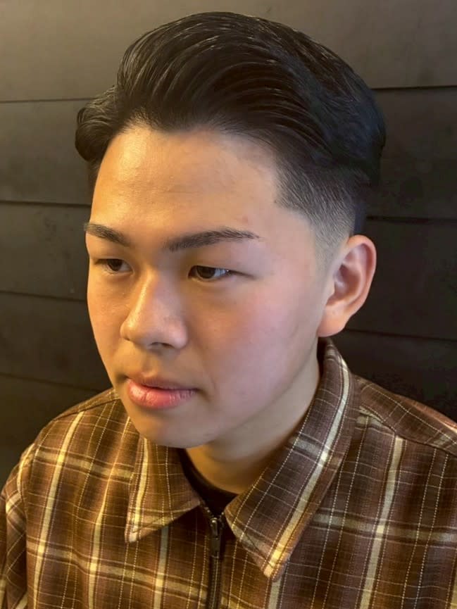 THIS IS BARBER 2nd【ディスイズバーバーセカンド】のスタイル紹介。七三分け フェードカット 毛流れパーマ 黒髪ショート