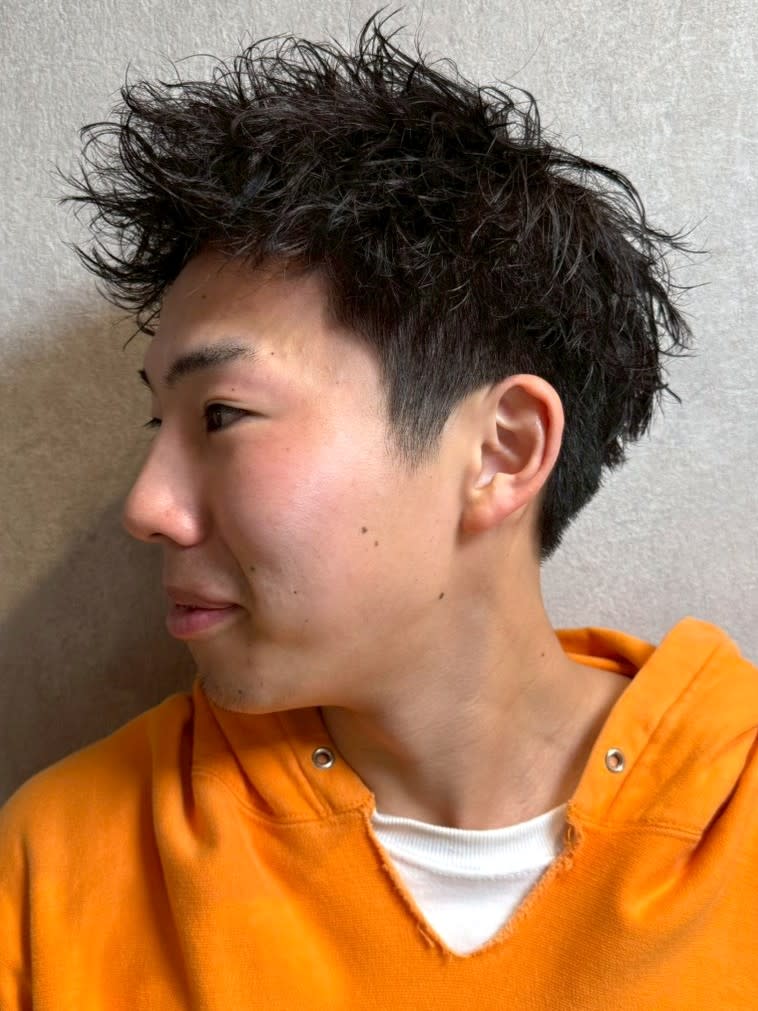 全室完全個室 THIS IS BARBER 4th【ディスイズバーバーフォース】のスタイル紹介。ツイスパ アップバング 束感 ショートパーマ 刈り上げ