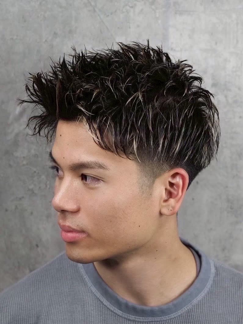 ヒロ銀座 BARBER SHOP 新宿店【ヒロギンザバーバーショップシンジュクテン】のスタイル紹介。アップバング/ハイライト/ツーブロック〈理容室〉