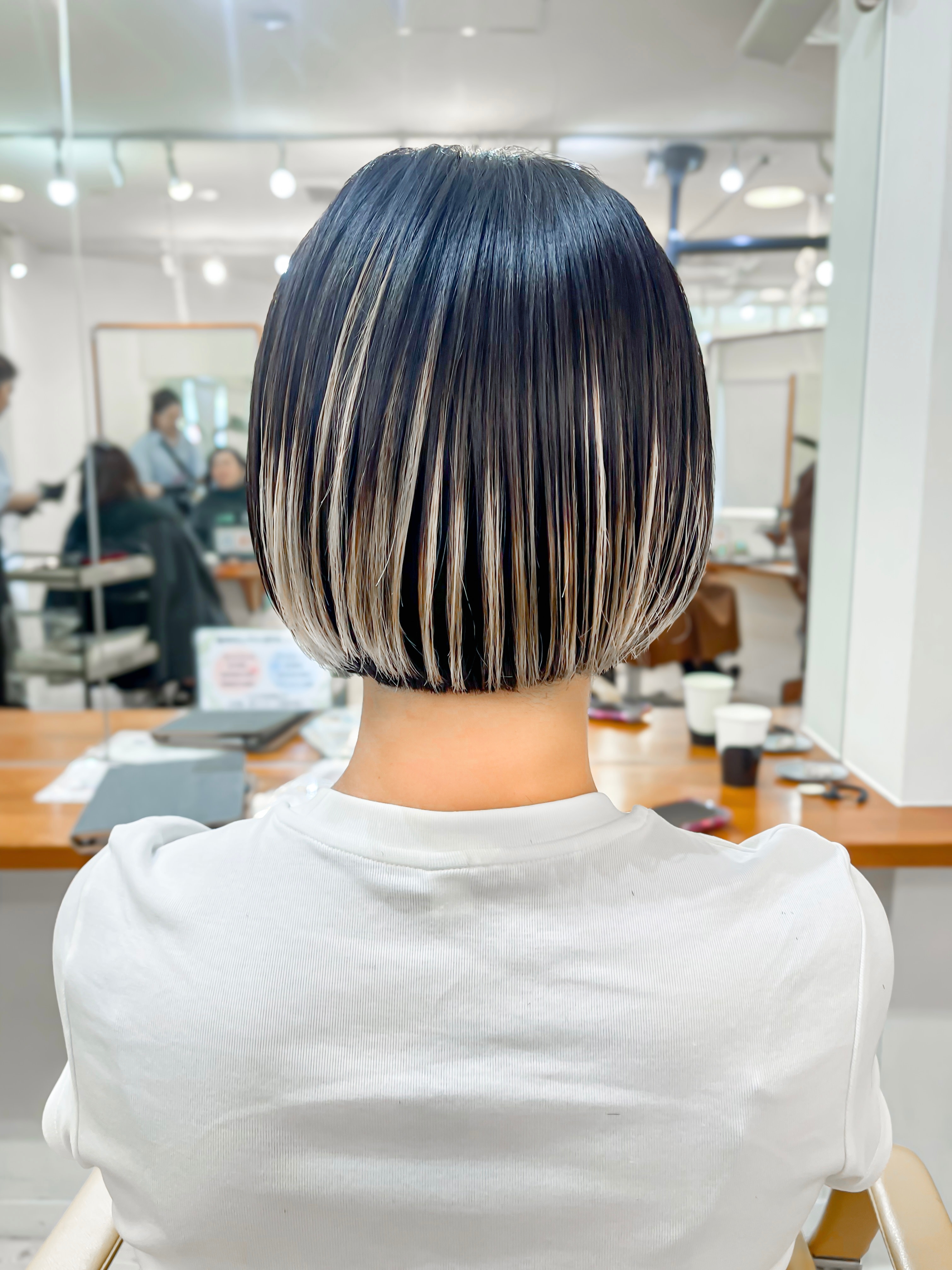 モリオ・フロム・ロンドン成増店【モリオフロムロンドンナリマステン】のスタイル紹介。【morio成増 セリザワ】ぱっつんボブ 毛先ブリーチカラー