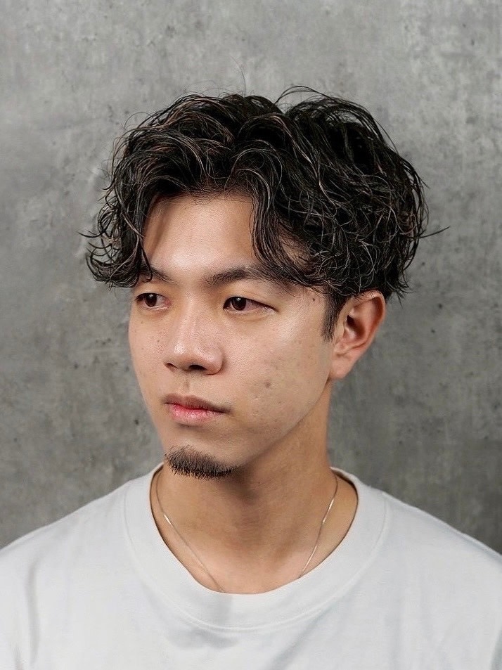 ヒロ銀座ヘアーサロン 五反田店【ヒロギンザヘアーサロンゴタンダテン】のスタイル紹介。スパイラル/センターパート/メンズパーマ〈理容室〉