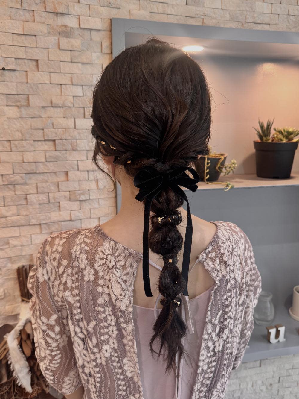 VISAGE plus【ヴィサージュ プラス】【ヴィサージュ プラス】のスタイル紹介。大人かわいい♪リボンと金箔で仕上げる華やか編みおろしヘア