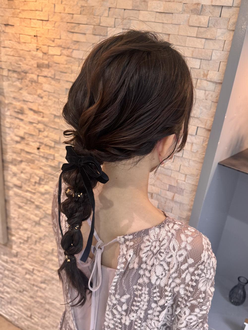 VISAGE plus【ヴィサージュ プラス】【ヴィサージュ プラス】のスタイル紹介。大人かわいい♪リボンと金箔で仕上げる華やか編みおろしヘア