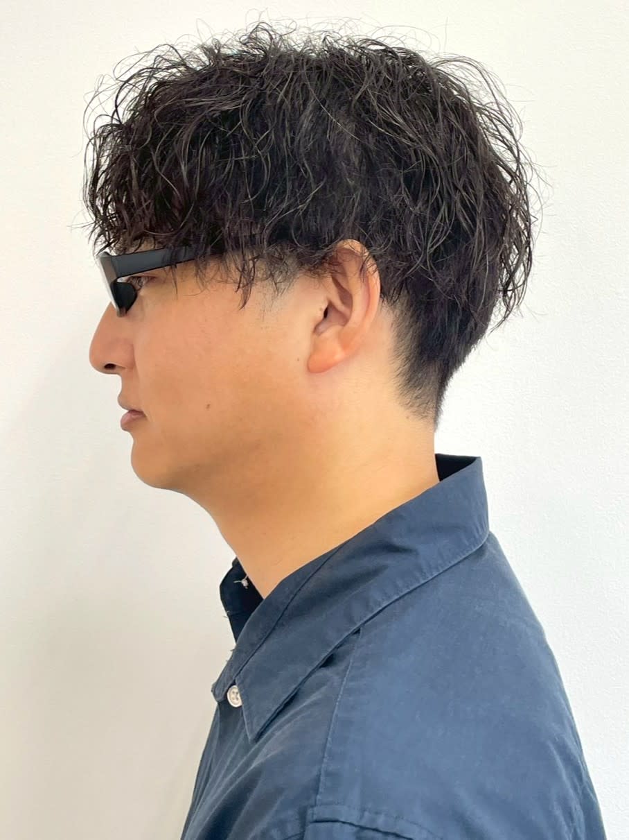 MENS SALON RUGGED 大野城店【メンズサロンラギッドオオノジョウテン】のスタイル紹介。ツーブロックマッシュ 波巻きパーマ センターパート