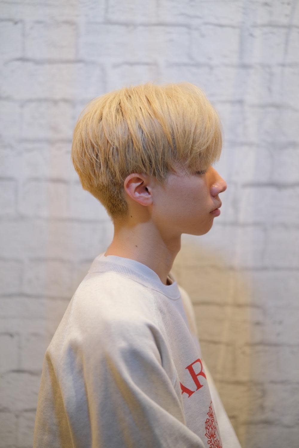 グレイスフルバーバー プラチナム【グレイスフルバーバー プラチナム】のスタイル紹介。ツーブロックナチュラルセンターパート